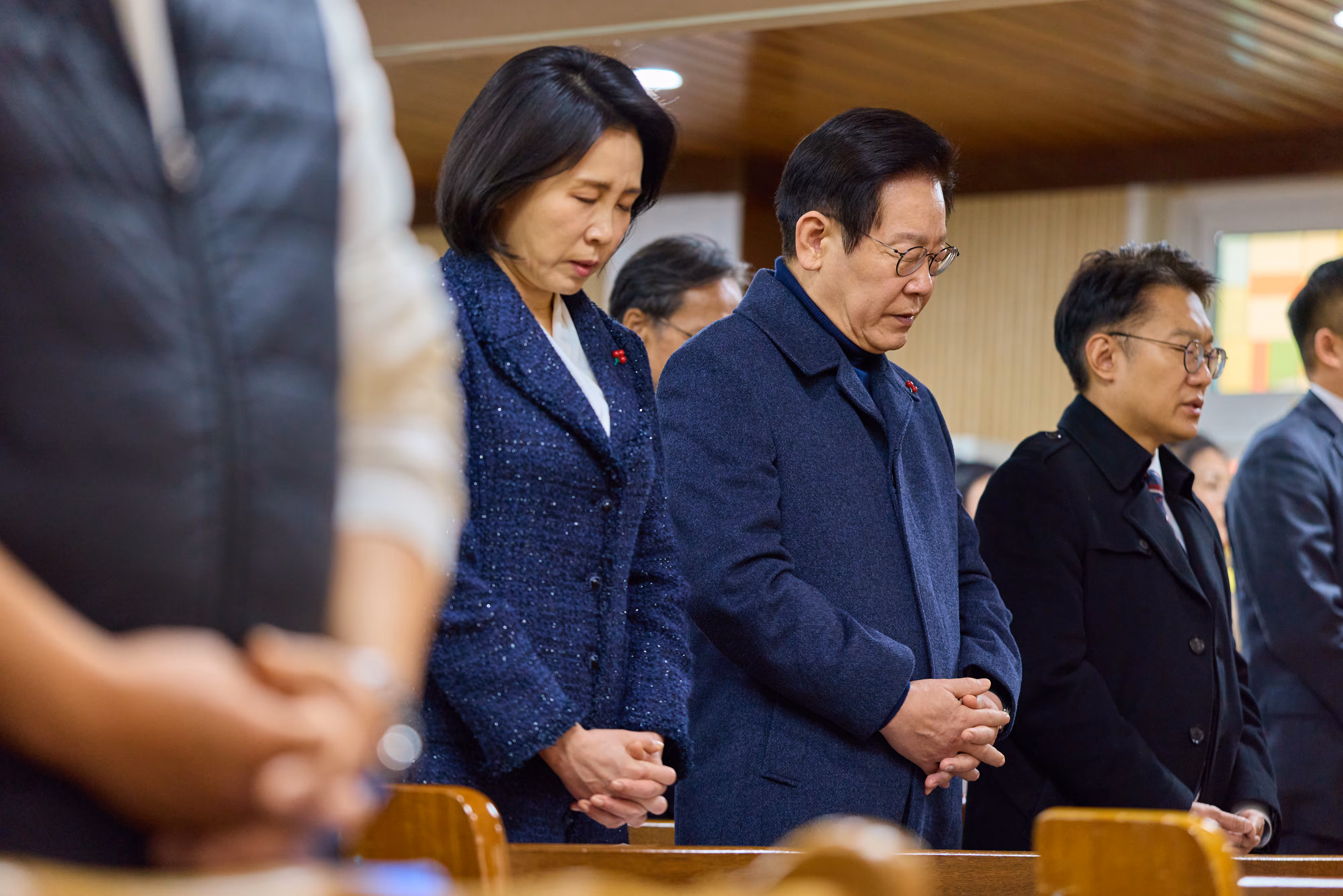 이재명 대통령과 김혜경 여사가 25일 인천 계양구 해인교회에서 열린 성탄 예배에서 기도를 하고 있다./뉴스1