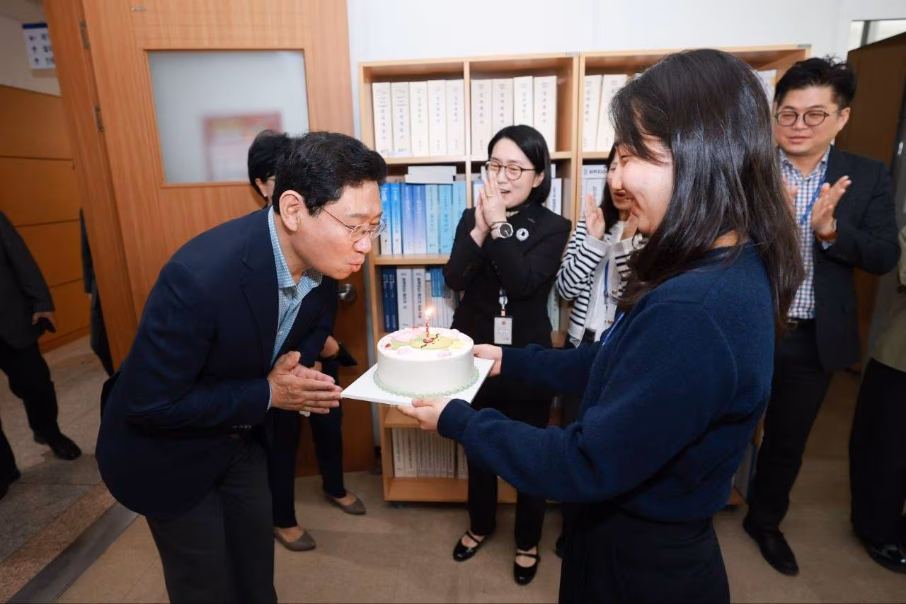 이상일 용인시장이 23일 시청에서 직원들과 인사를 나누는 자리에서 한 직원이 이 시장에게 케이크를 전달하며 응원하고 있다. /이상일 시장 SNS