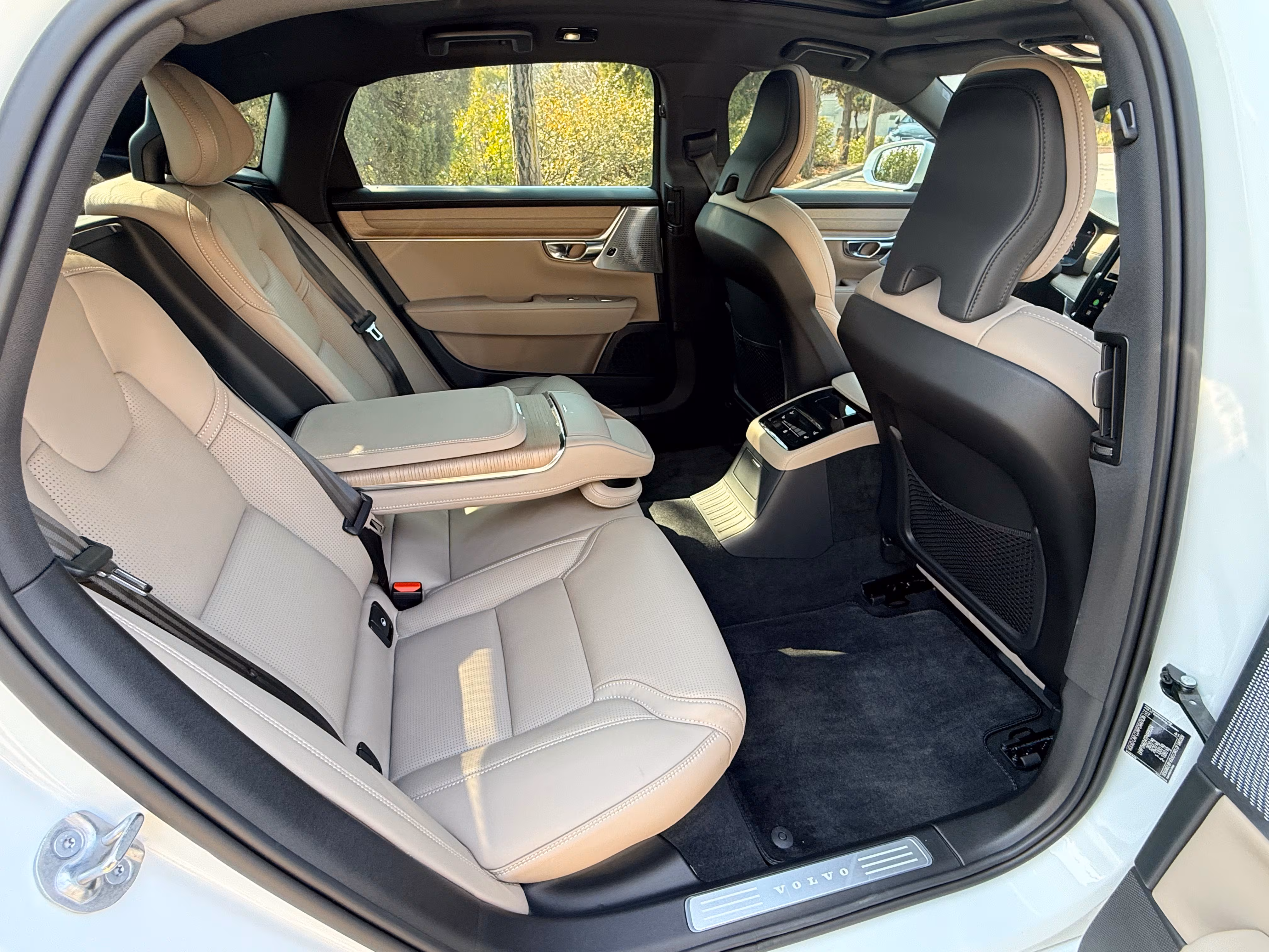 볼보자동차 준대형 세단 'S90' 플러그인 하이브리드(T8) 2열./이윤정 기자