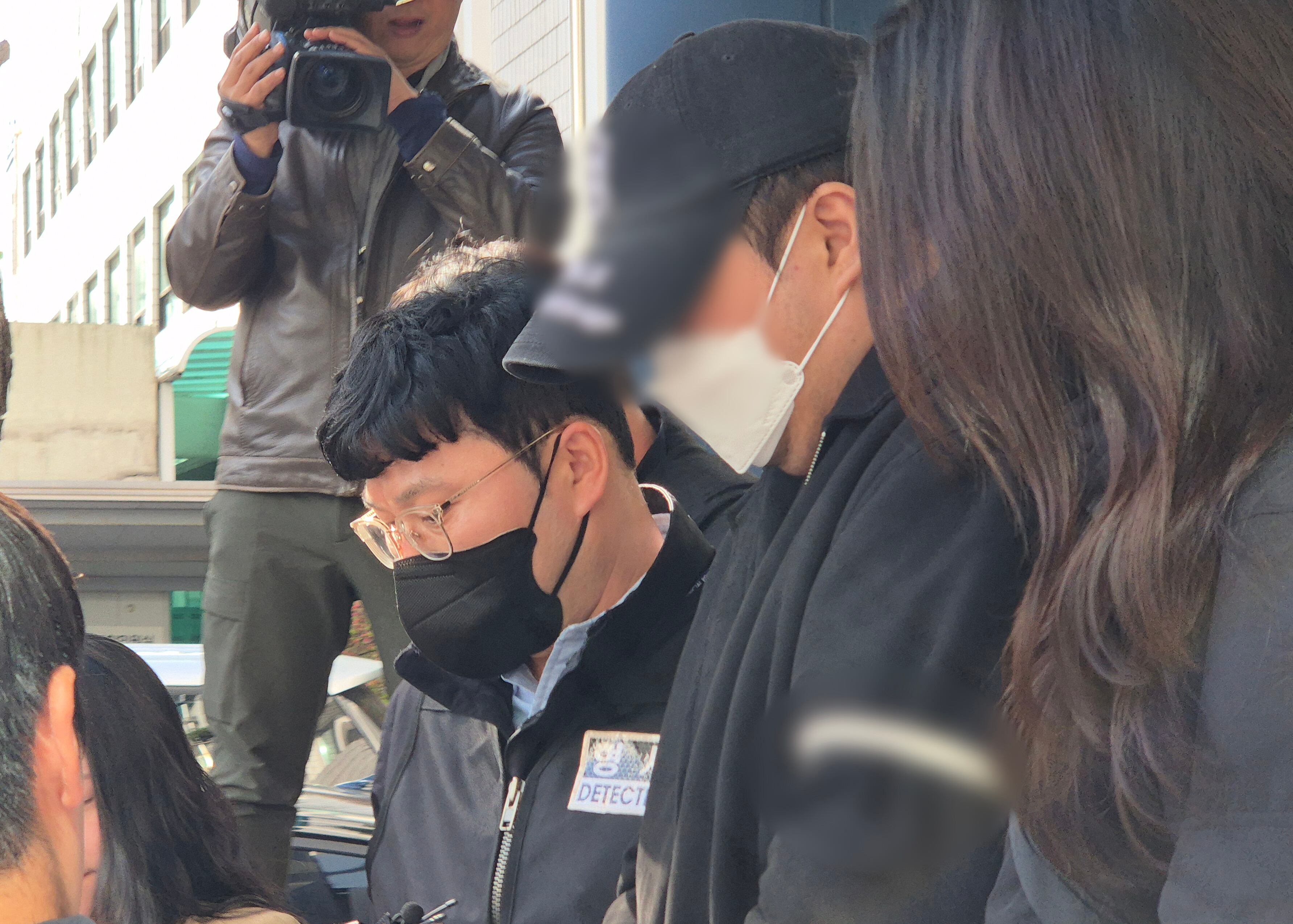 경기 양주에서 3살 아이가 머리를 다쳐 의식불명이 된 사건과 관련해 아동학대 혐의를 받는 20대 친부 A씨가 지난 12일 오후 경기 의정부시 의정부지방법원에서 열린 구속 전 피의자심문(영장실질심사)을 마친 후 법정을 나서고 있다./뉴스1