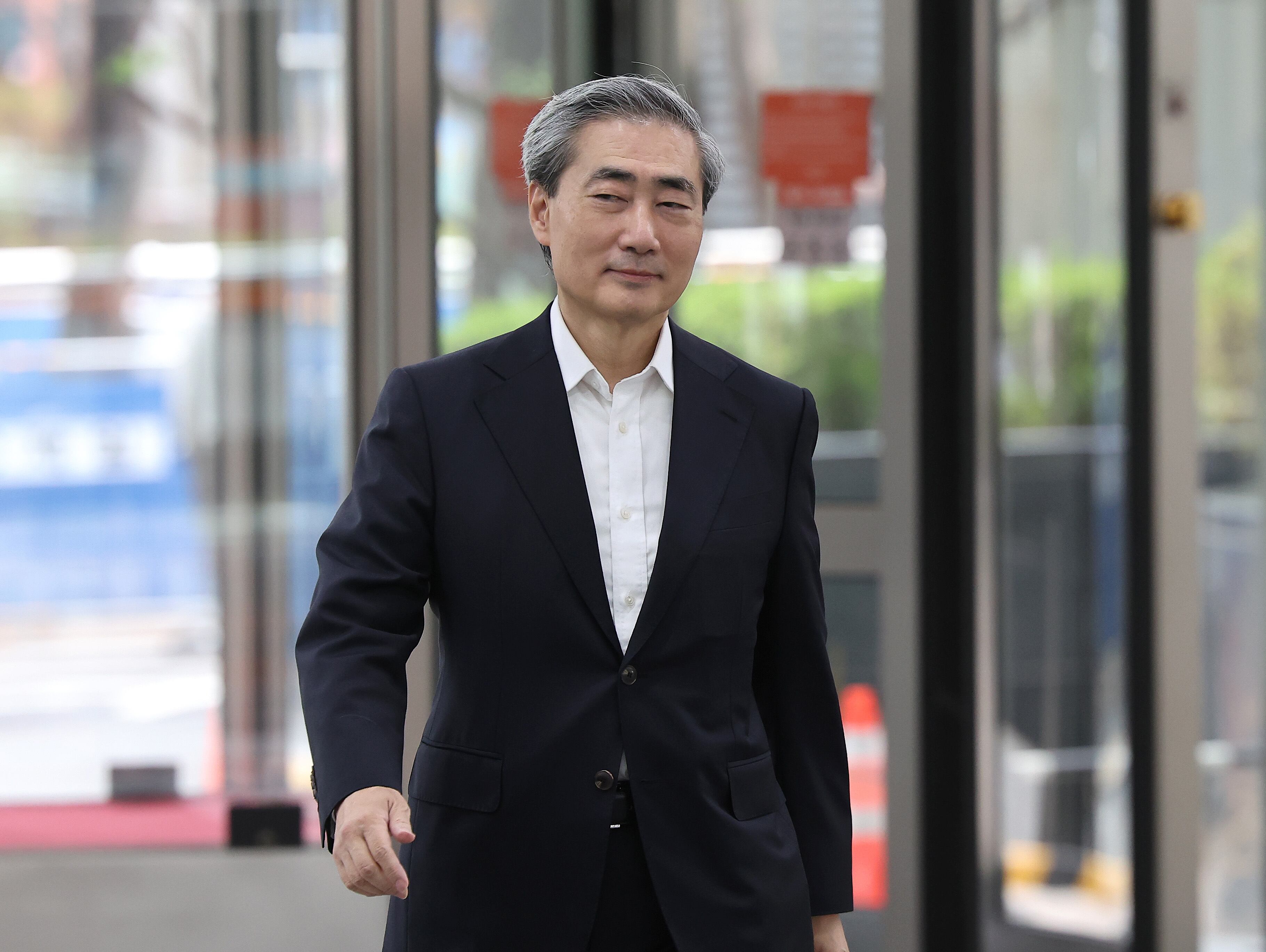신현송 한국은행 총재 후보자가 6일 서울 중구 한화금융플라자에 마련된 인사청문회 준비사무실로 출근하고 있다. /연합뉴스