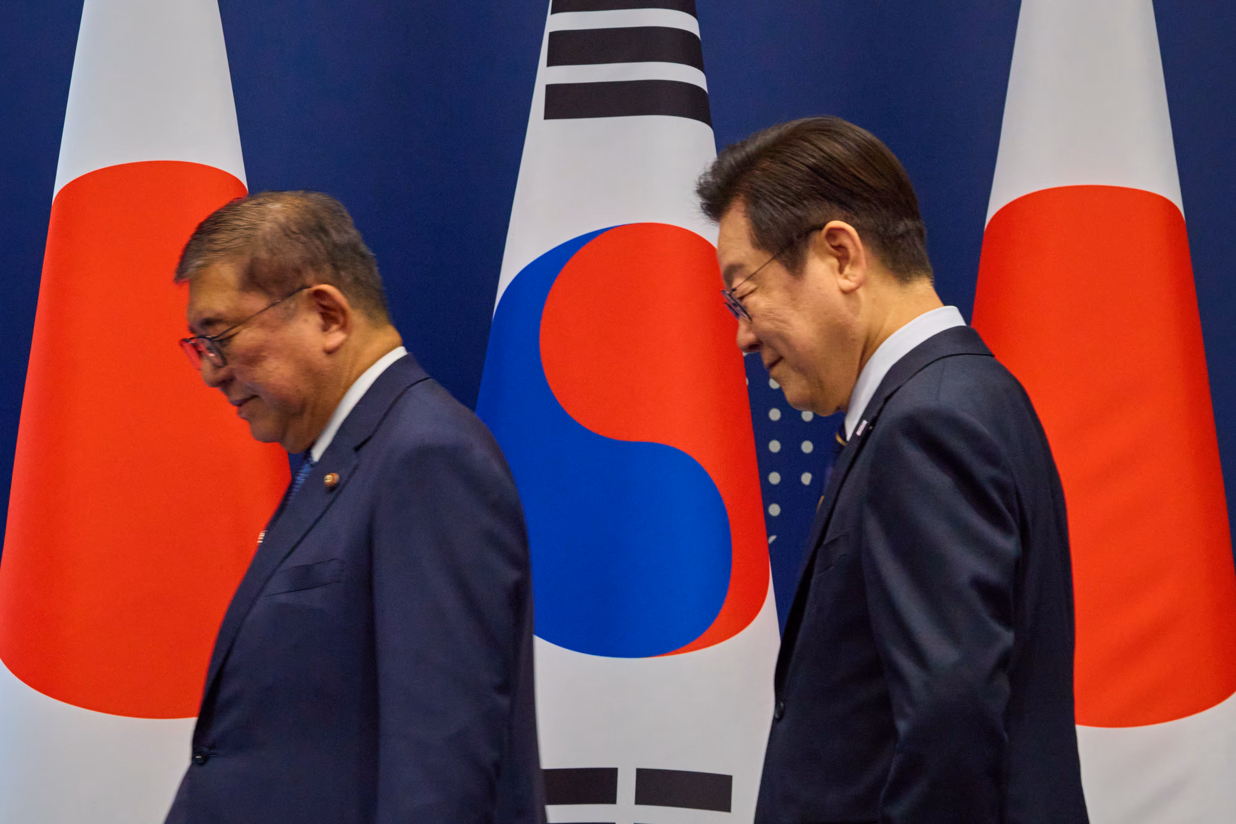 이재명 대통령과 이시바 시게루 일본 총리가 지난 30일 부산 누리마루 APEC 하우스에서 한일 정상회담을 하기 위해 이동하고 있다./이재명 대통령 SNS.