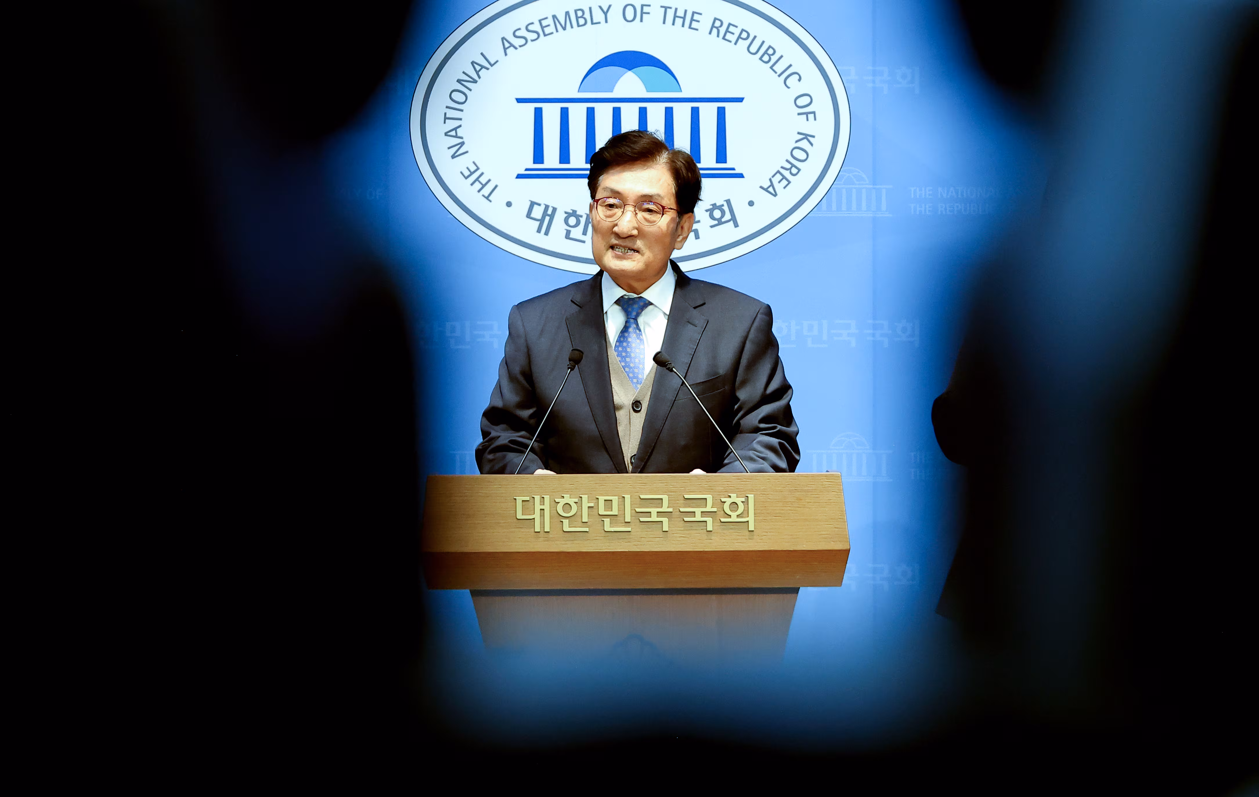 더불어민주당 충북지사 결선 경선서 패한 뒤 불공정 경선을 주장하며 재심을 신청한 노영민 전 대통령 비서실장이 8일 국회 소통관에서 기자회견을 열고 당 지도부와 재심위에 충북도당에 대한 재조사 실시를 촉구하고 있다./연합뉴스