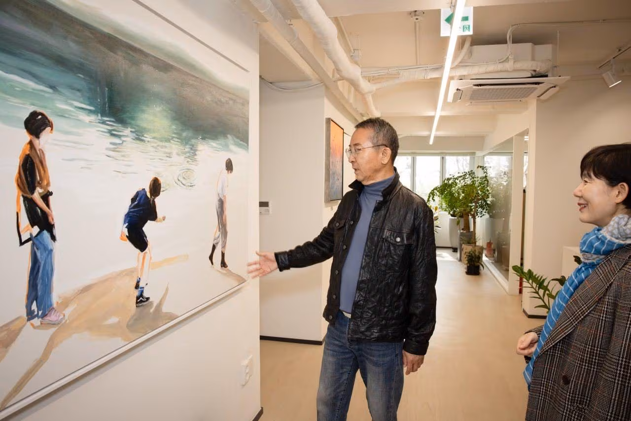 사람의 따뜻한 성장사를 그린 그림 앞에 선 권영수./사진=김흥구