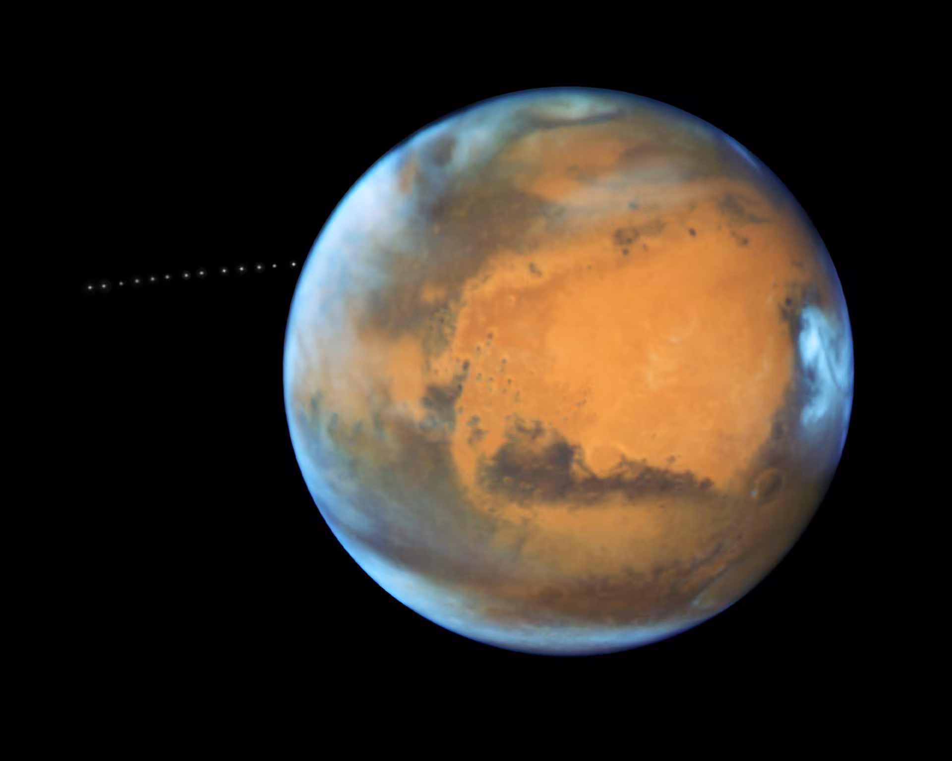 미 항공우주국(NASA)의 허블 우주 망원경이 촬영한 화성과 위성 포보스./NASA