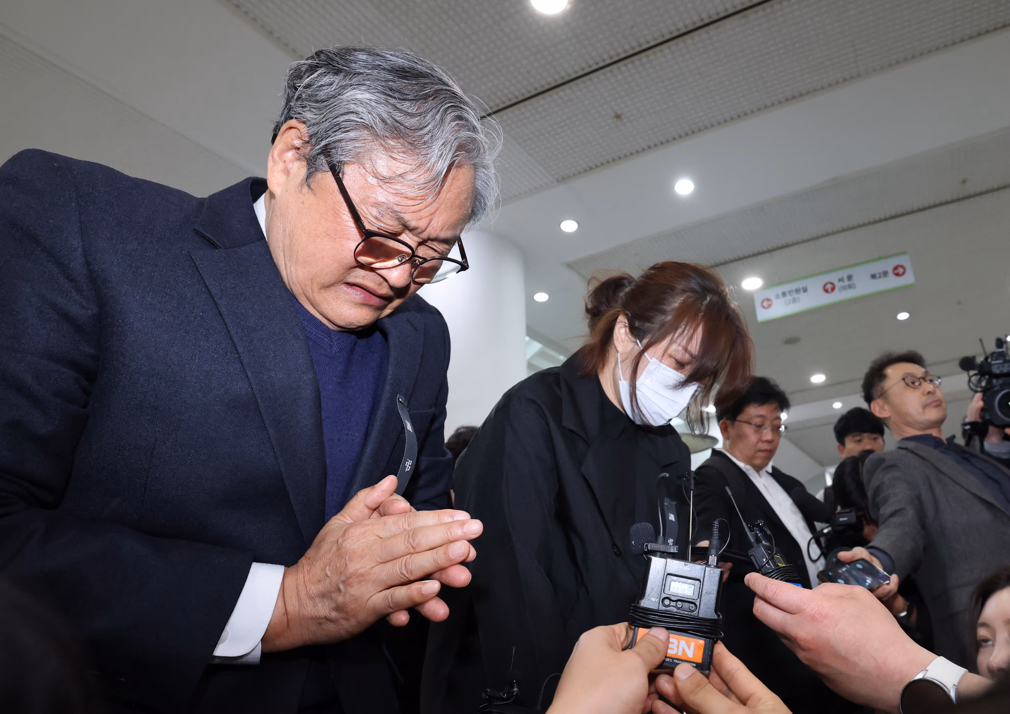 화재로 74명의 사상자가 발생한 안전공업 손주환 대표가 지난달 26일 대전시청에 마련된 희생자 합동분향소에서 유족에게 사과하고 있다. /뉴스1