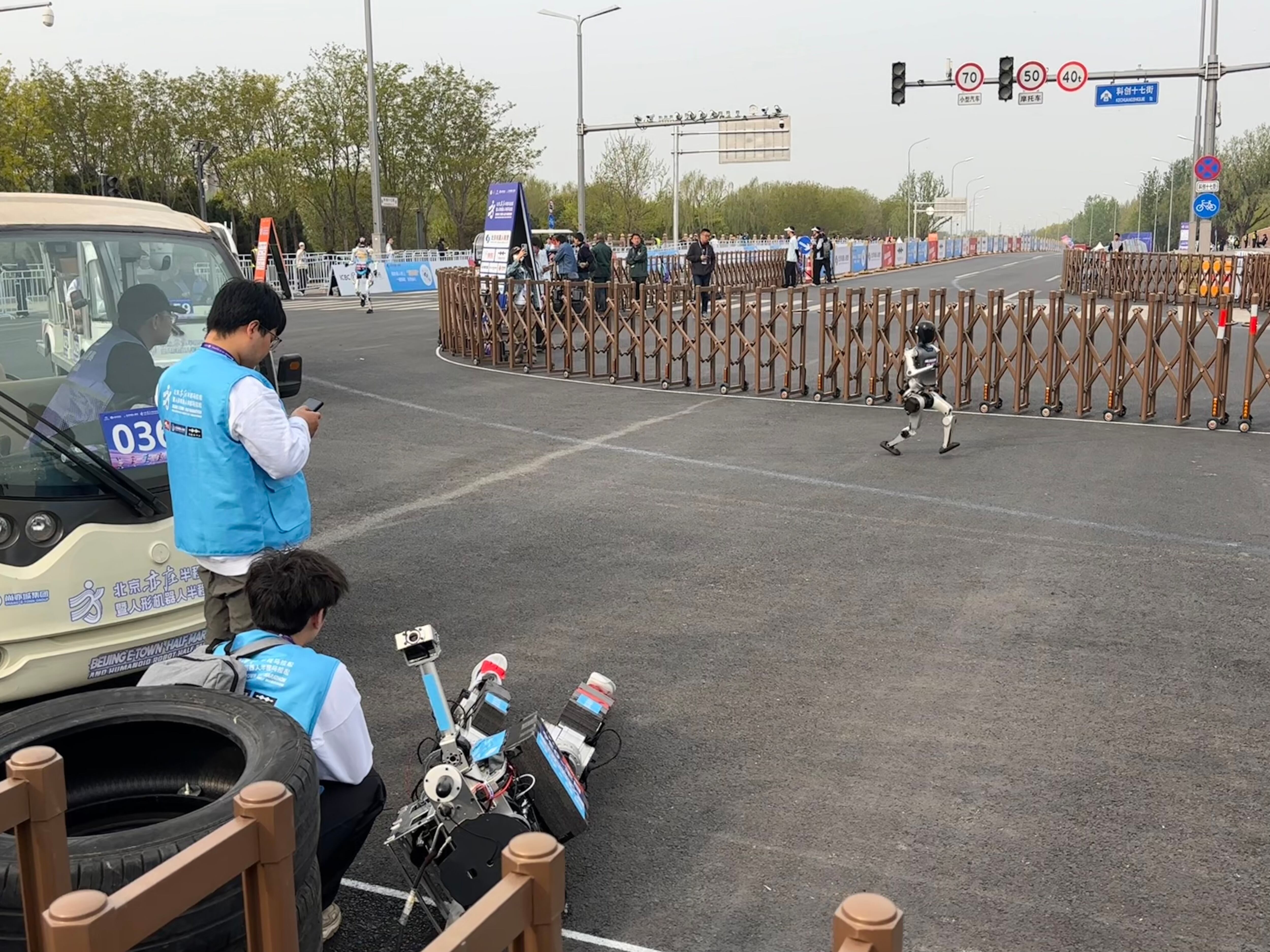지난 19일 오전 베이징 이좡에서 열린 하프마라톤 대회의 커브 구간에 휴머노이드가 쓰러져있다. /베이징=이은영 특파원
