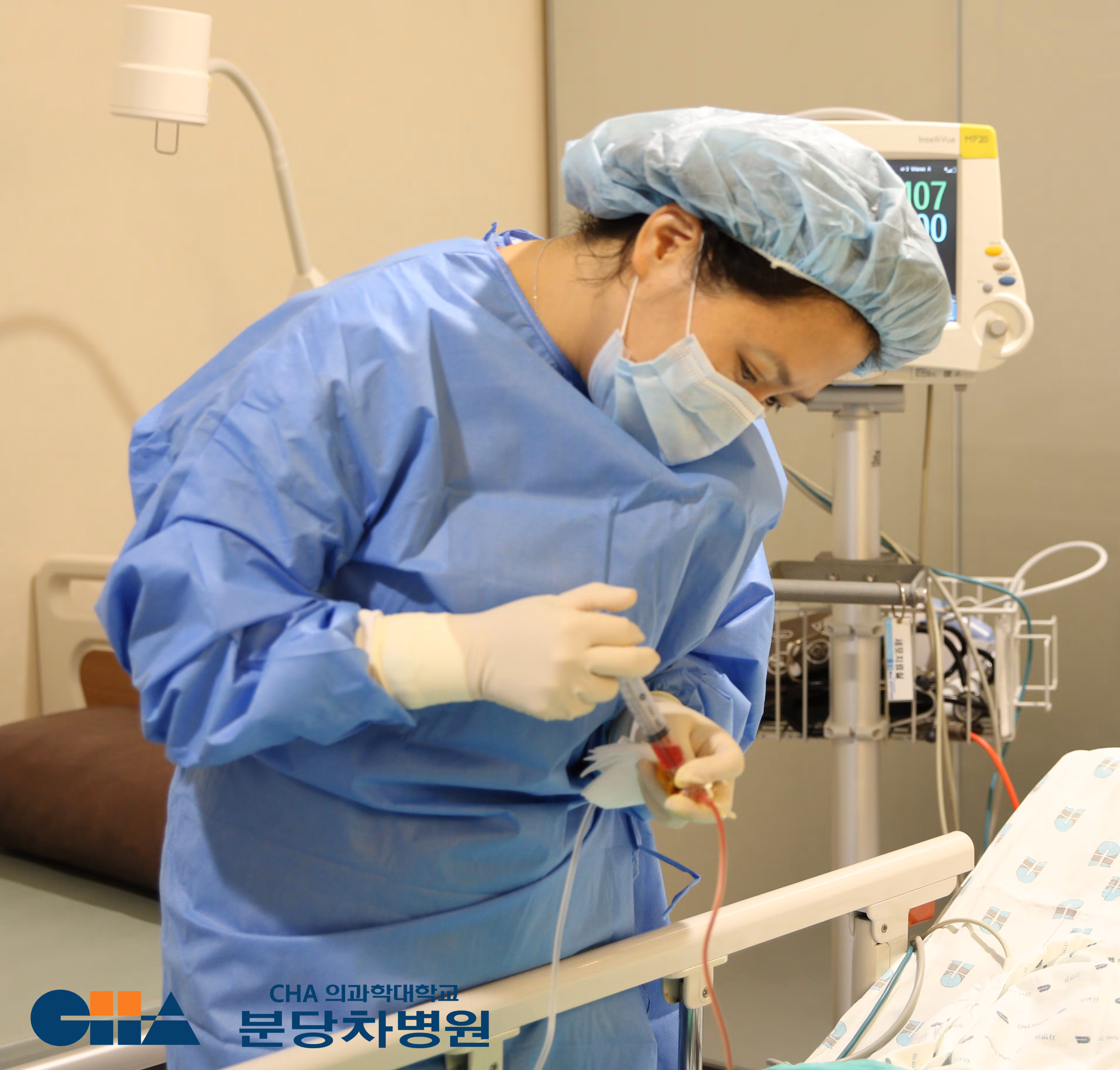 김민영 차의과학대 분당차병원 재활의학과 교수가 뇌성마비 환아에게 동종(타가) 제대혈을 정맥 주입하고 있다./차병원