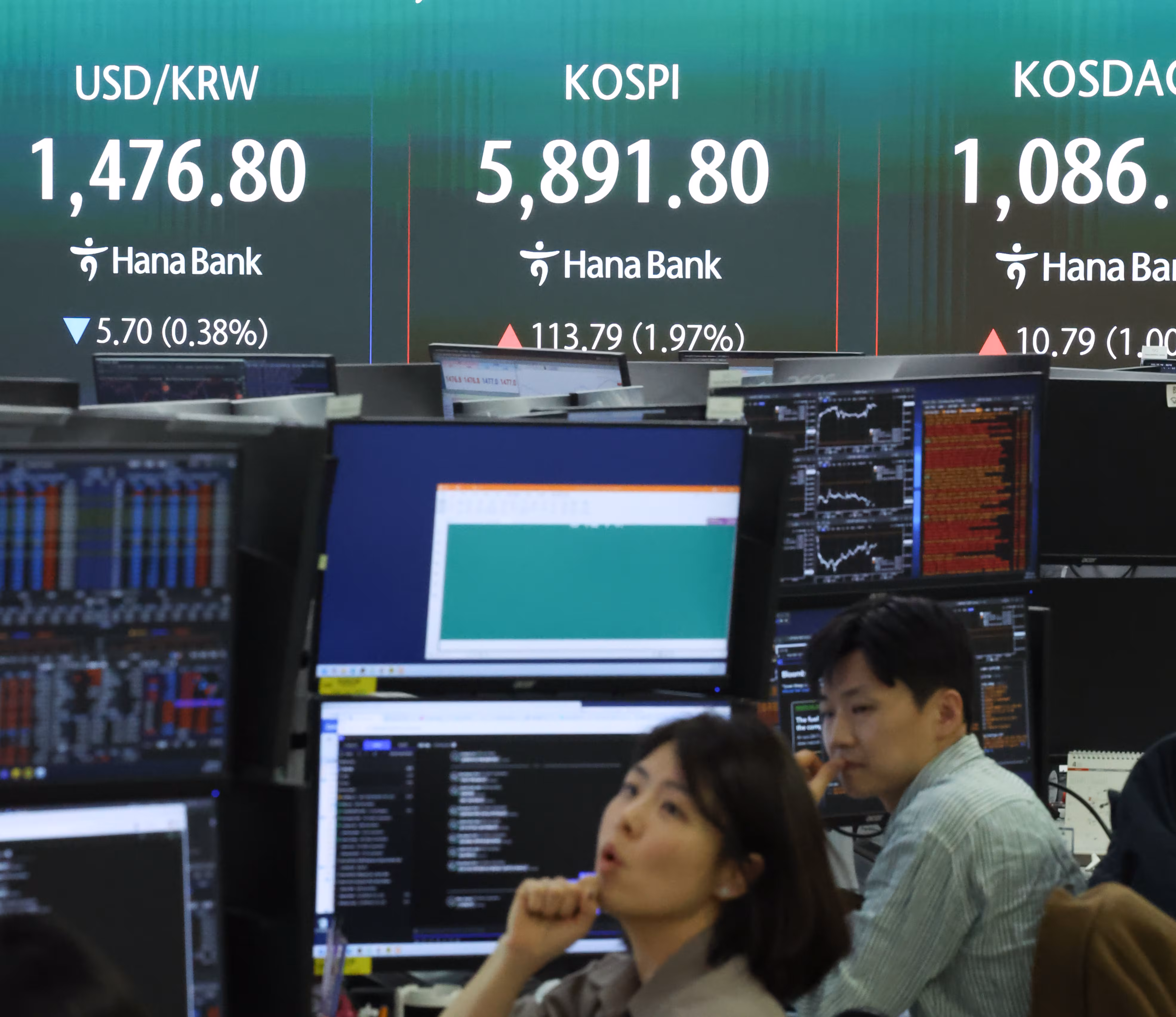 10일 서울 중구 하나은행 본점 딜링룸 전광판에 지수가 표시되고 있다./뉴스1