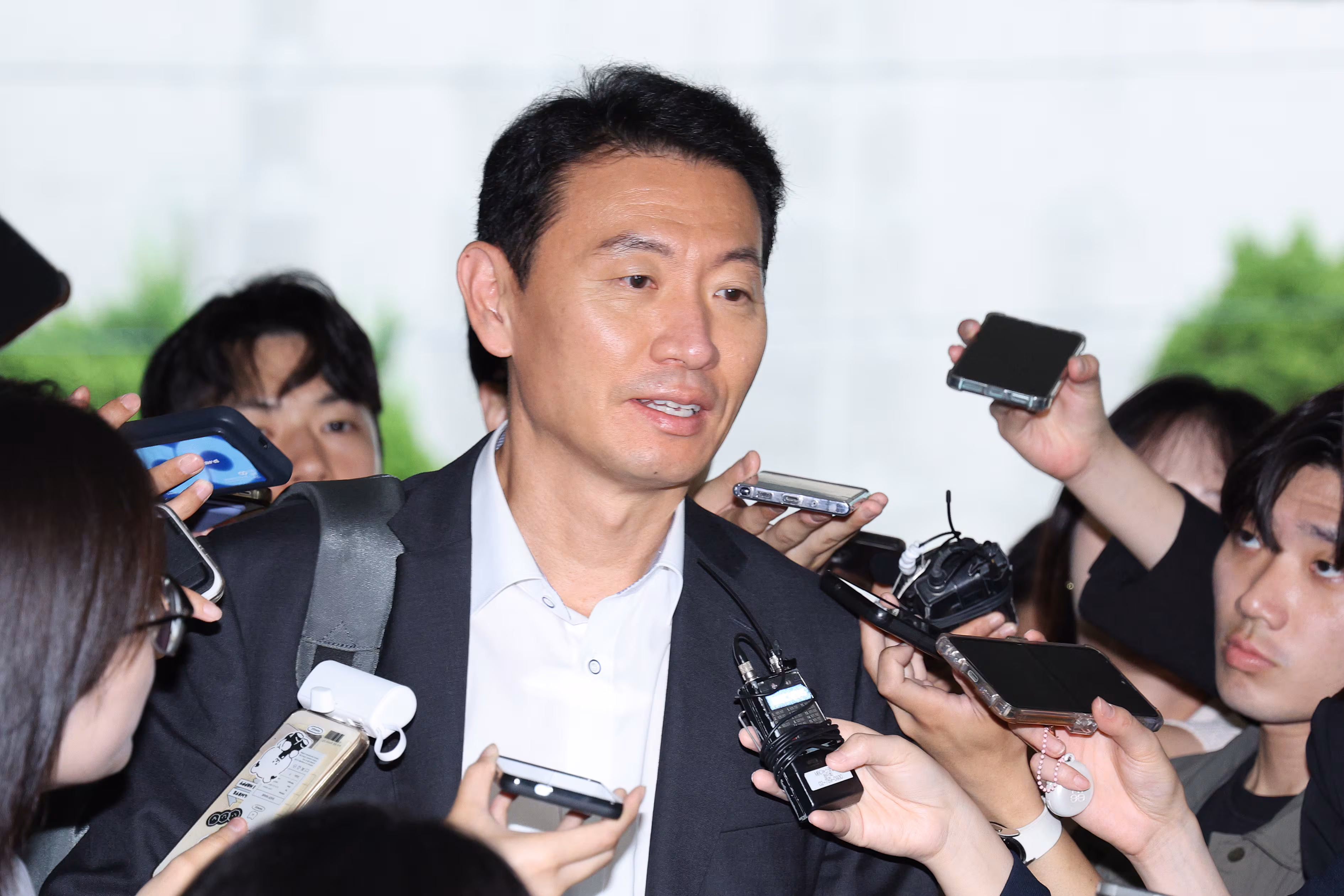 윤석열 전 대통령의 아내 김건희 여사 의혹 관련 사건 수사를 맡은 민중기 특별검사팀의 박상진 특검보가 지난해 6월 26일 오전 서울 서초구 사무실로 출근하고 있다. /뉴스1