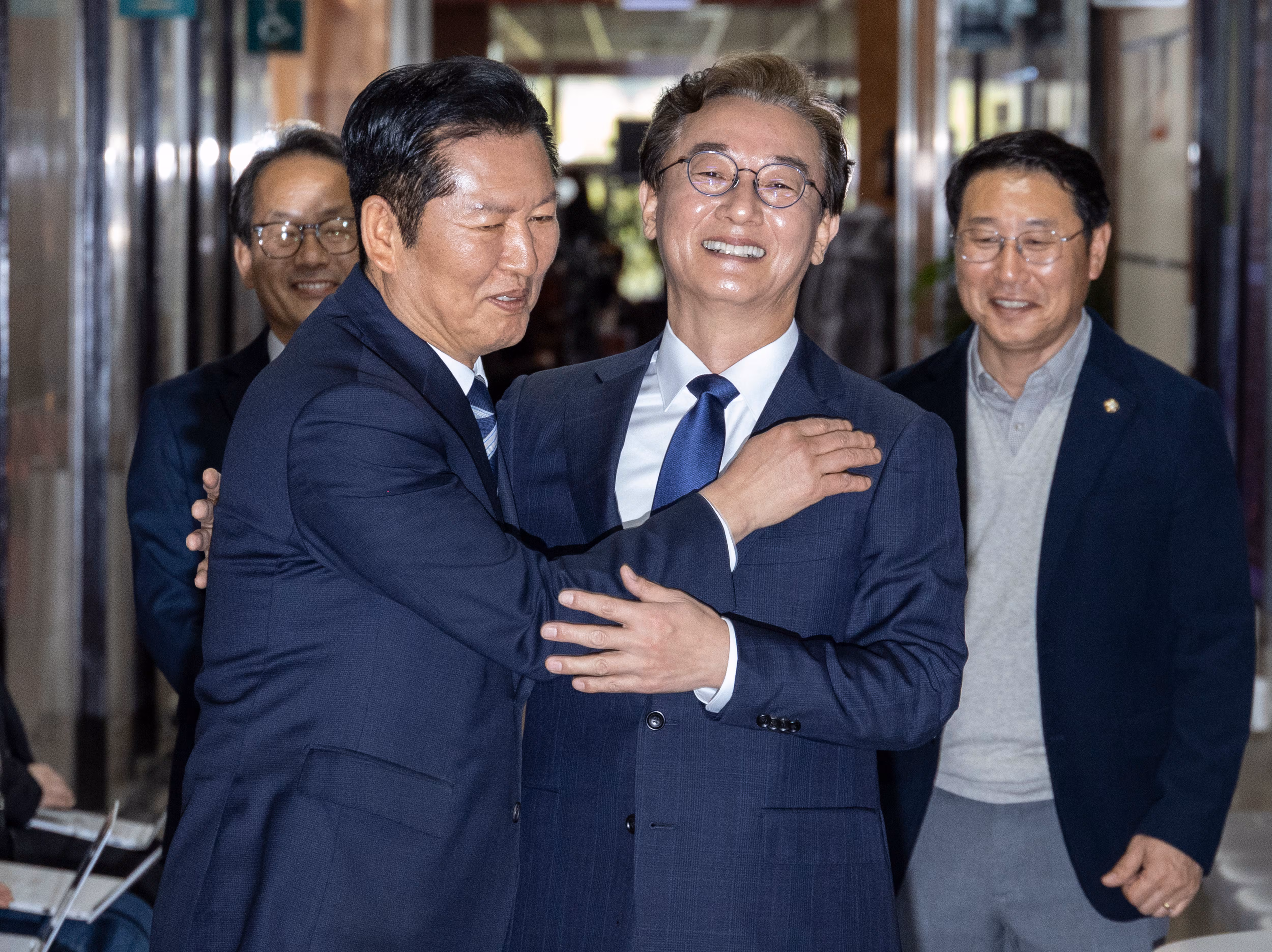 6·3 지방선거 더불어민주당 부산시장 후보로 확정된 전재수 의원이 10일 국회에서 당 대표실 복도로 마중나온 정청래 대표와 만나 포옹하고 있다./연합뉴스