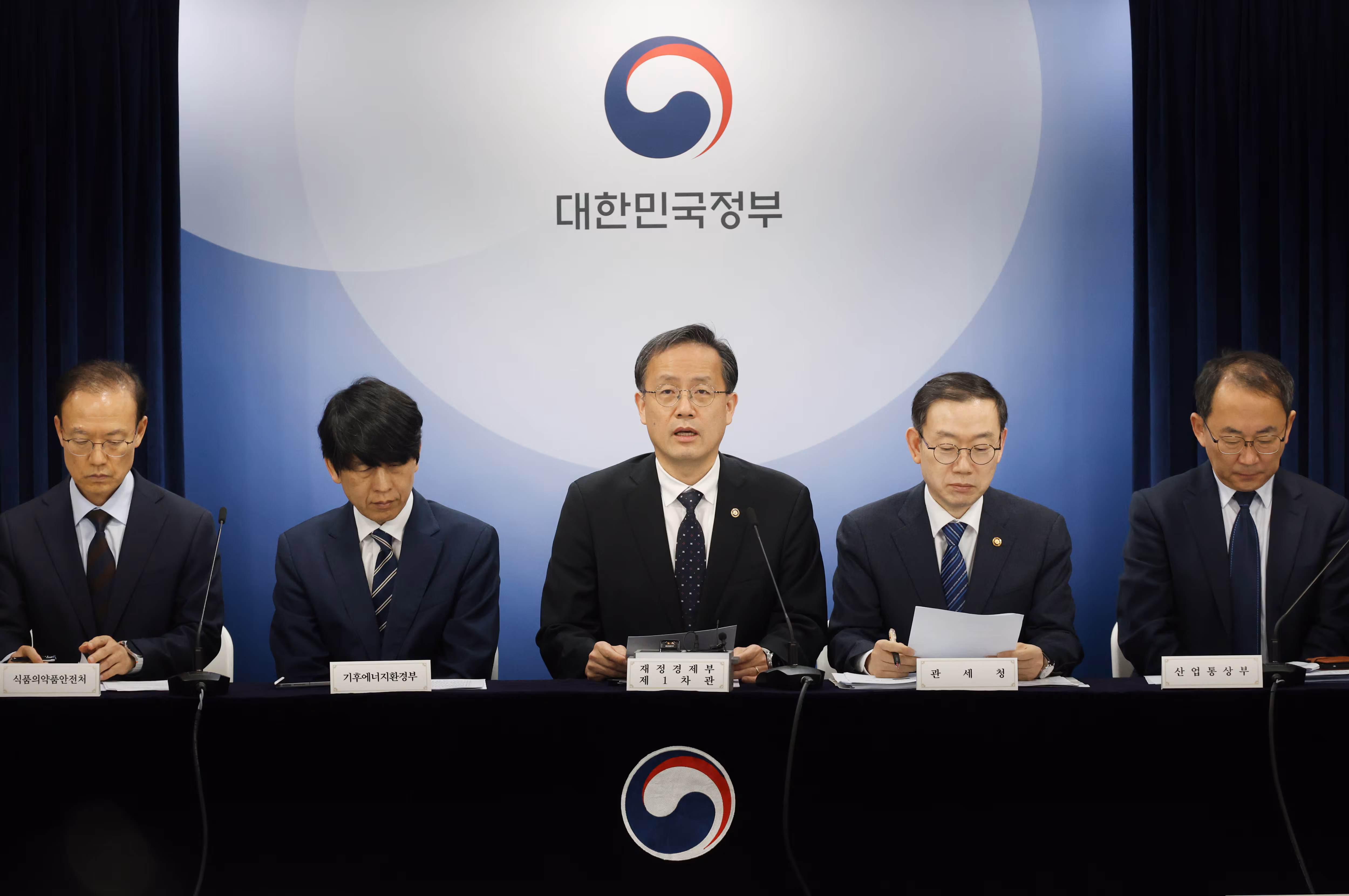 3일 정부서울청사에서 열린 ‘공급망 병목해소 규제 개선방안’ 관련 관계부처 합동 브리핑에서 이형일 재정경제부 제1차관이 발언하고 있다./연합뉴스