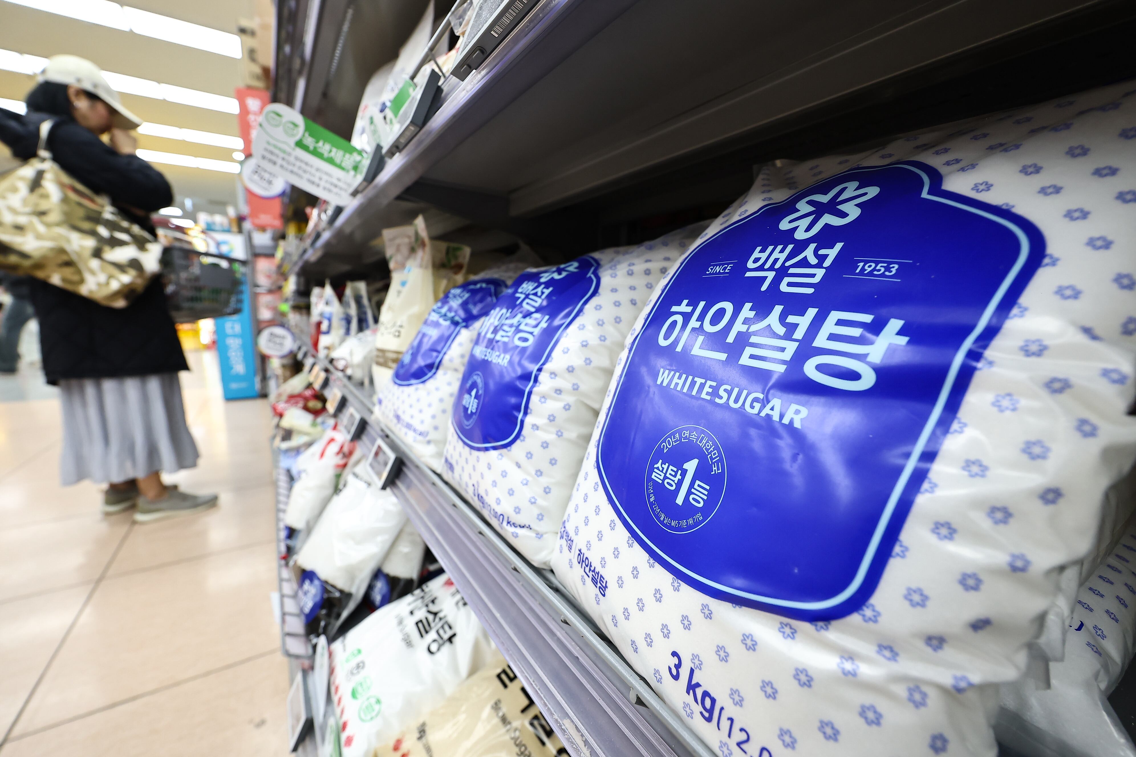 서울 시내 마트에 진열된 설탕 제품. /뉴스1