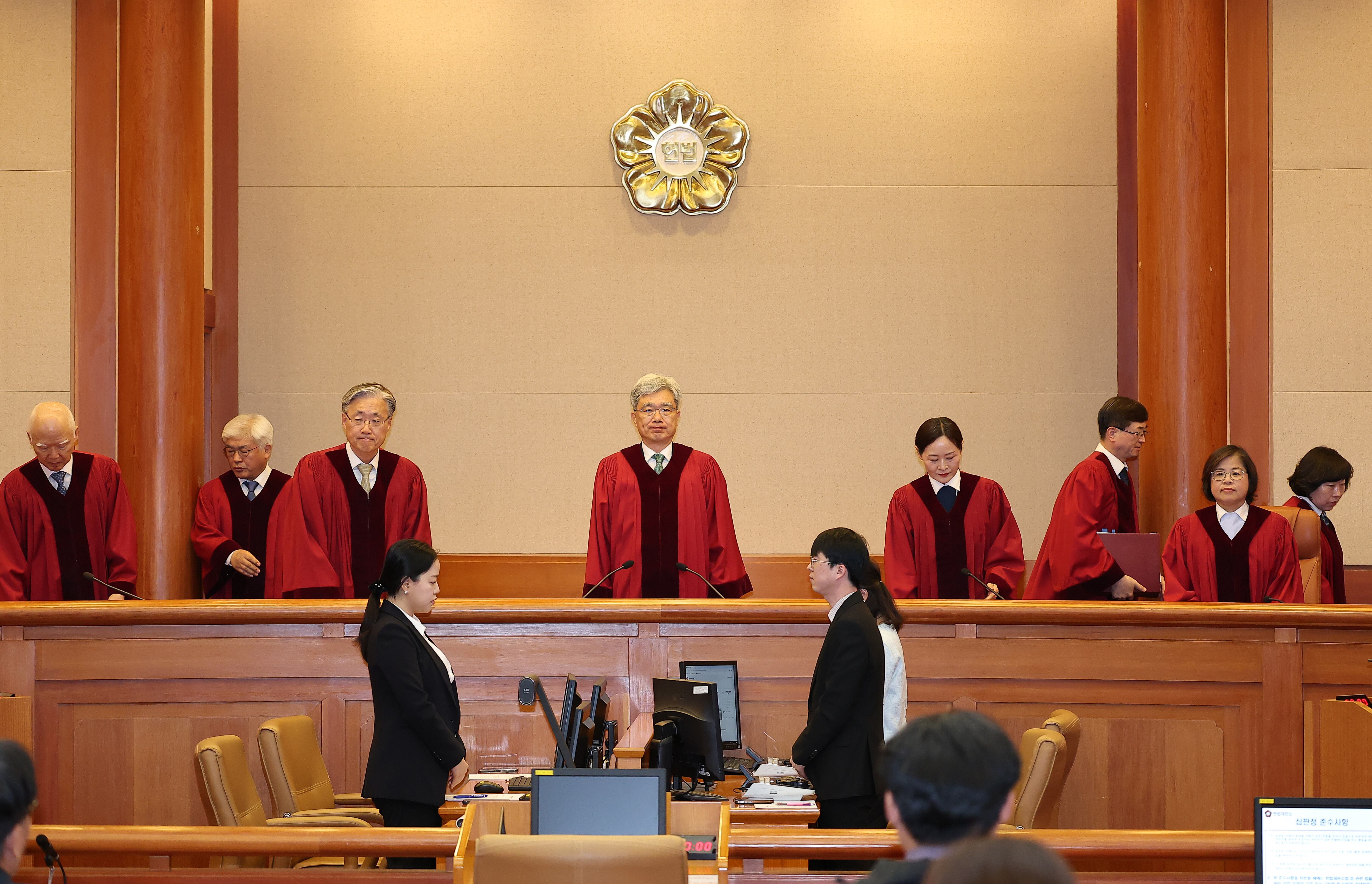 김상환 헌법재판소장을 포함한 헌법재판관들이 '대리점거래의 공정화에 관한 법률' 부칙 제2조 위헌제청 등의 선고를 위해 29일 서울 종로구 헌법재판소 대심판정으로 들어서고 있다. /연합뉴스
