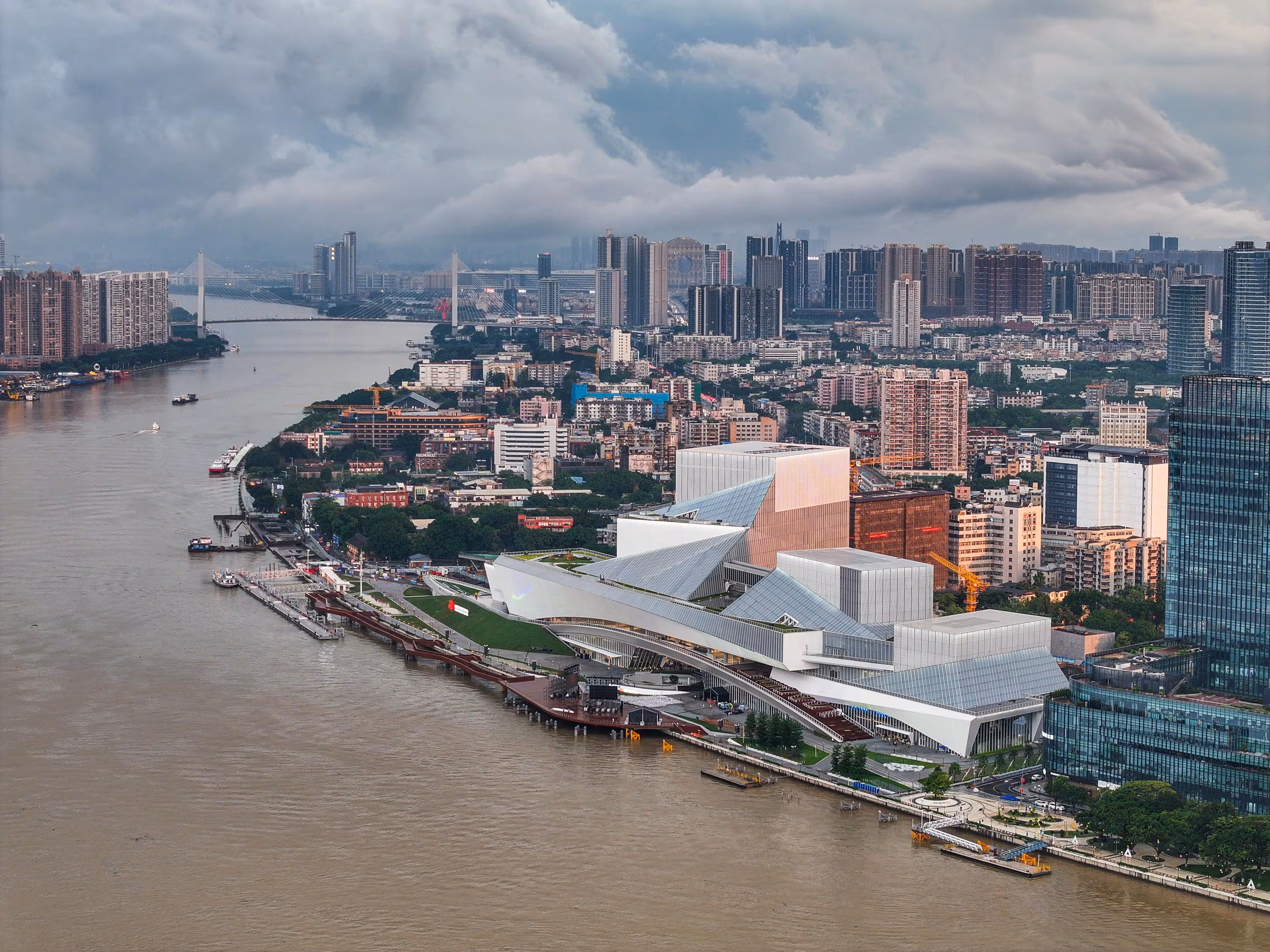 지난 2024년 4월 촬영된 홍콩·마카오와 광둥성 9개 도시를 하나의 경제권으로 묶는 ‘대만구(GBA)’ 지역 전경 / 신화=연합