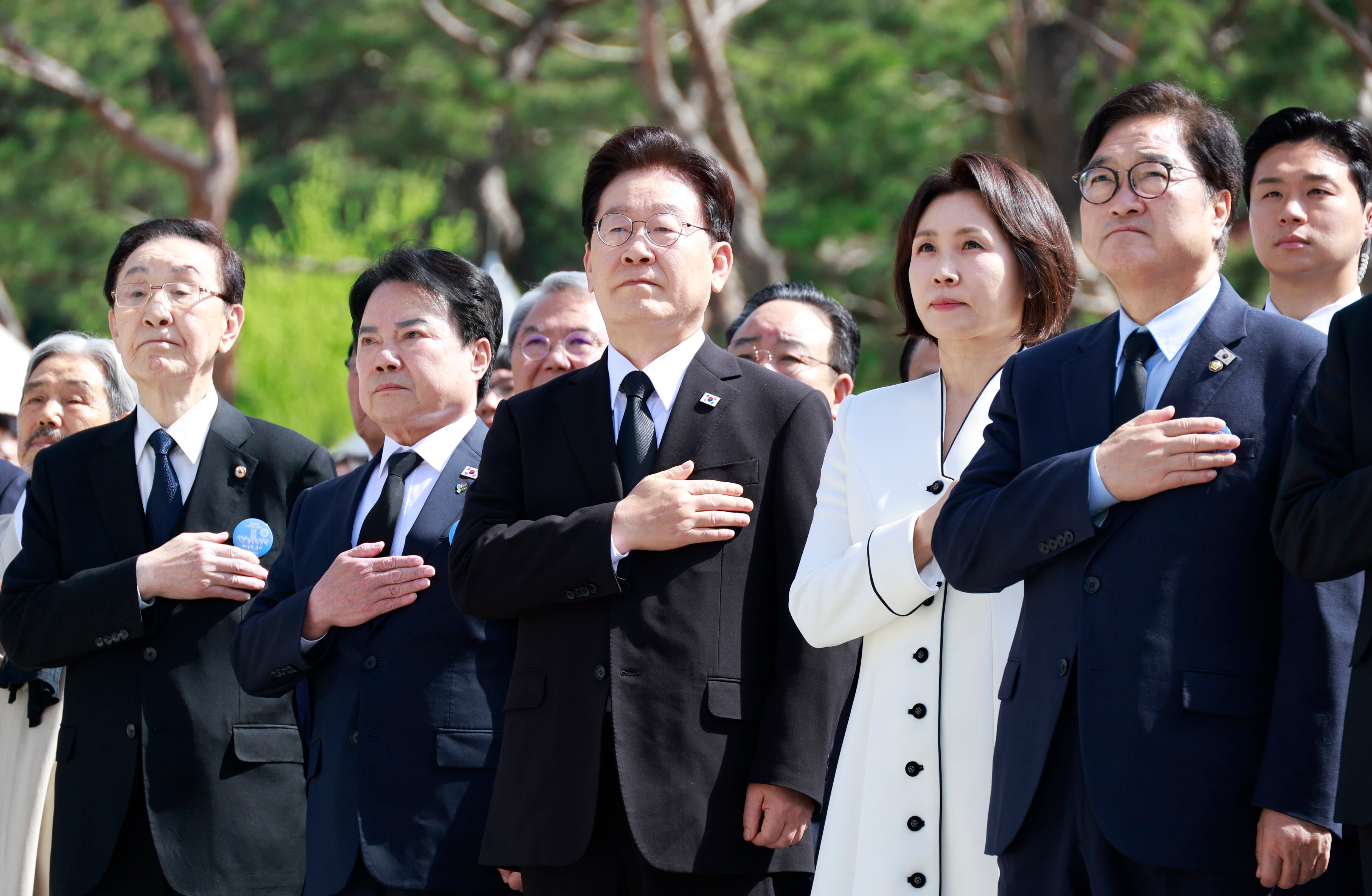 이재명 대통령과 김혜경 여사가 19일 서울 강북구 수유동 국립4·19민주묘지에서 열린 제66주년 4·19혁명 기념식에서 국민의례를 하고 있다. /뉴스1
