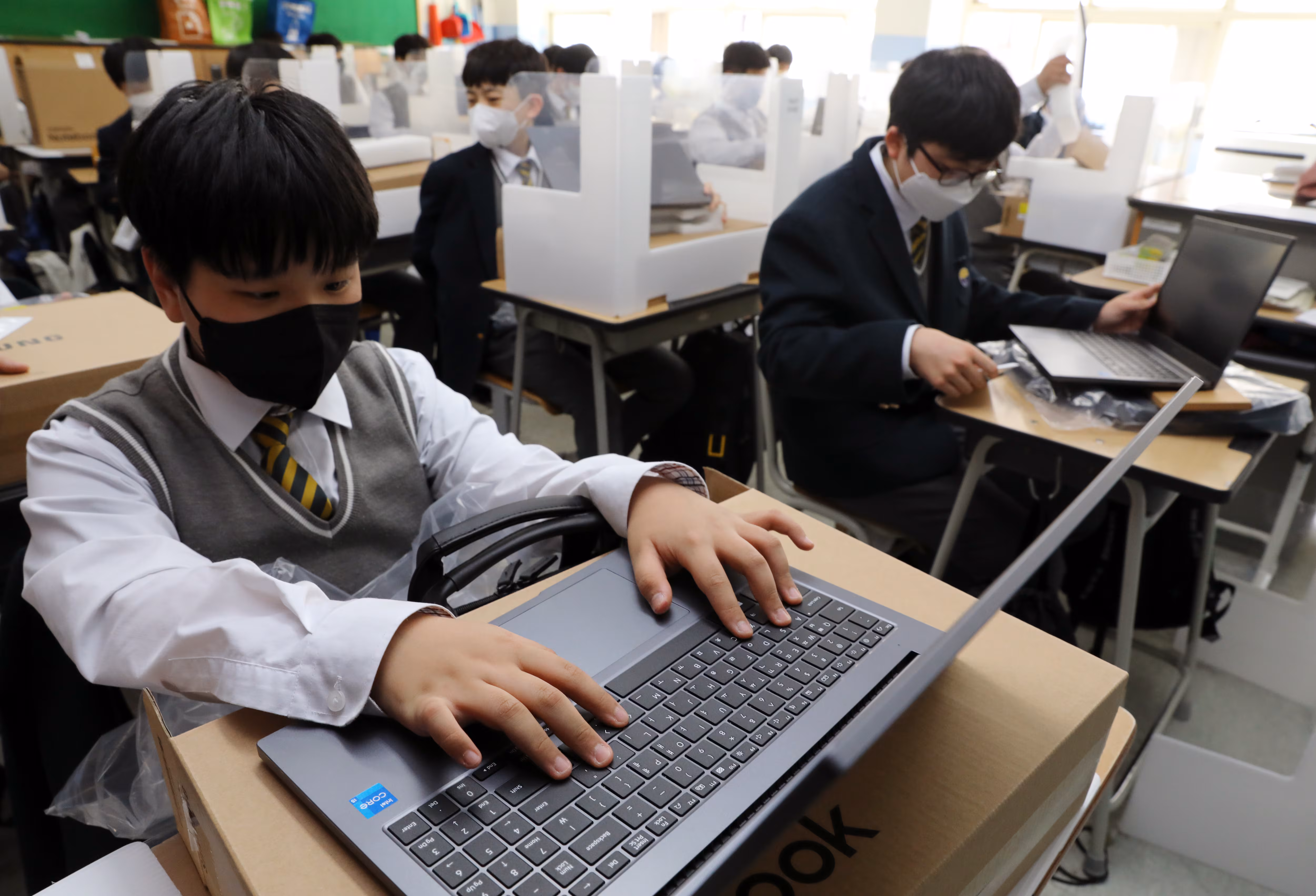 인천 남동중학교 1학년 학생들이 2022년 4월 11일 오후 학교에서  무상 대여 노트북을 받아 시용하고 있다. 사진은 기사 내용과 직접적인 관련 없음. /뉴스1