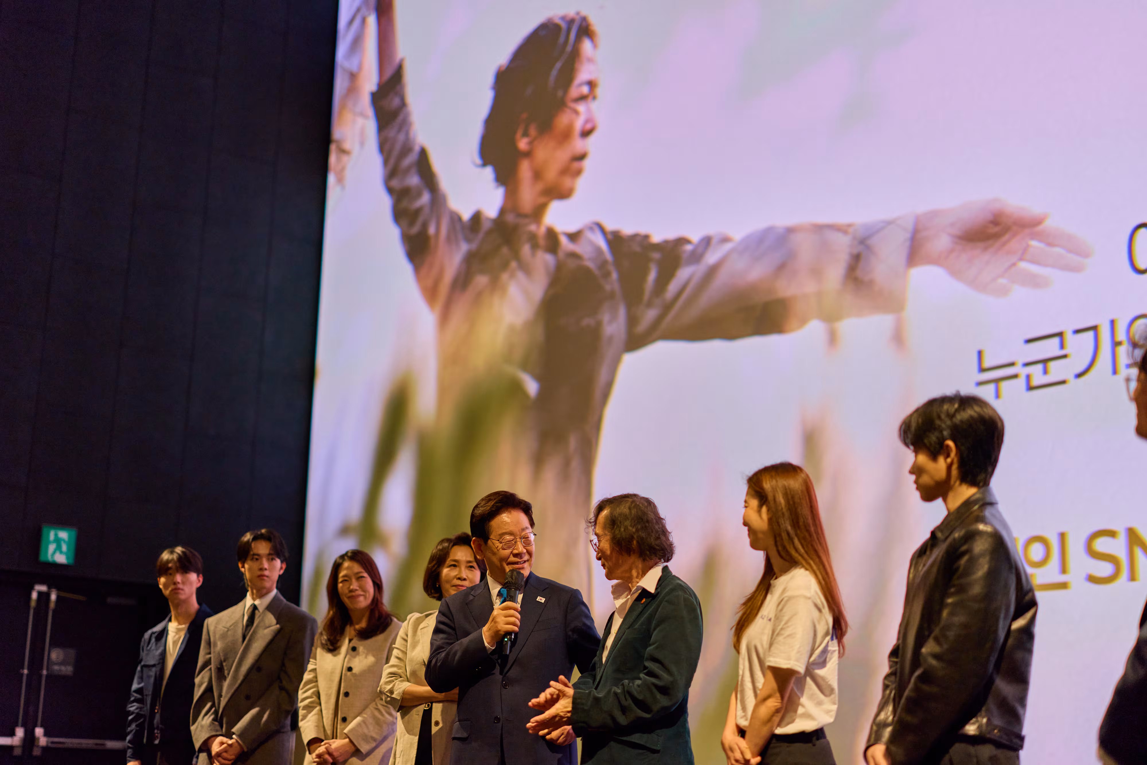 이재명 대통령과 김혜경 여사가 15일 서울 용산 CGV에서 제주 4·3 사건을 다룬 영화 '내 이름은' 상영 후 열린 무대 인사에서 발언하고 있다./연합뉴스