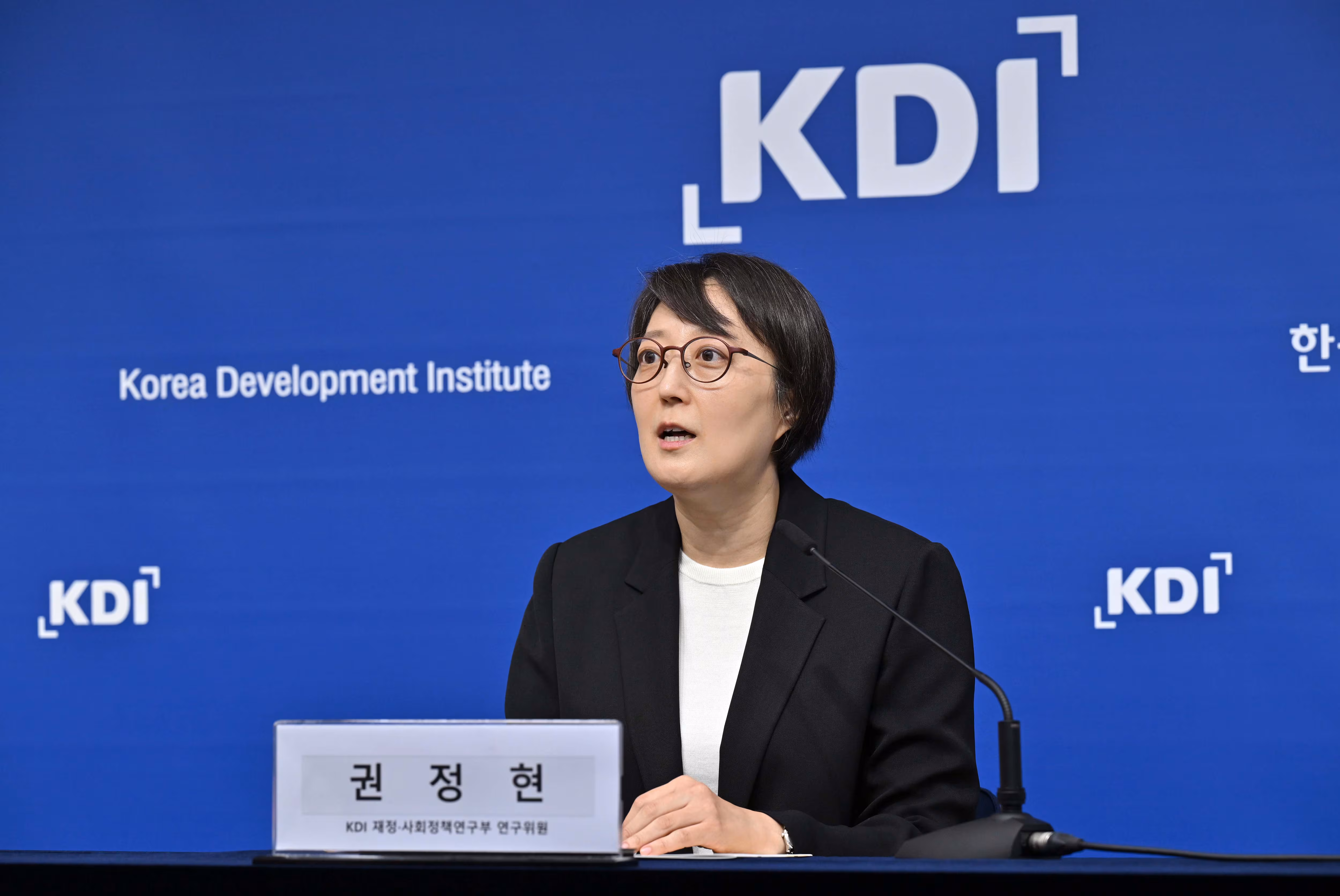 권정현 한국개발연구원(KDI) 연구위원이 16일 정부세종청사에서 '노인돌봄 서비스 인력의 전망과 정책 방향' 브리핑을 하고 있다. /KDI 제공