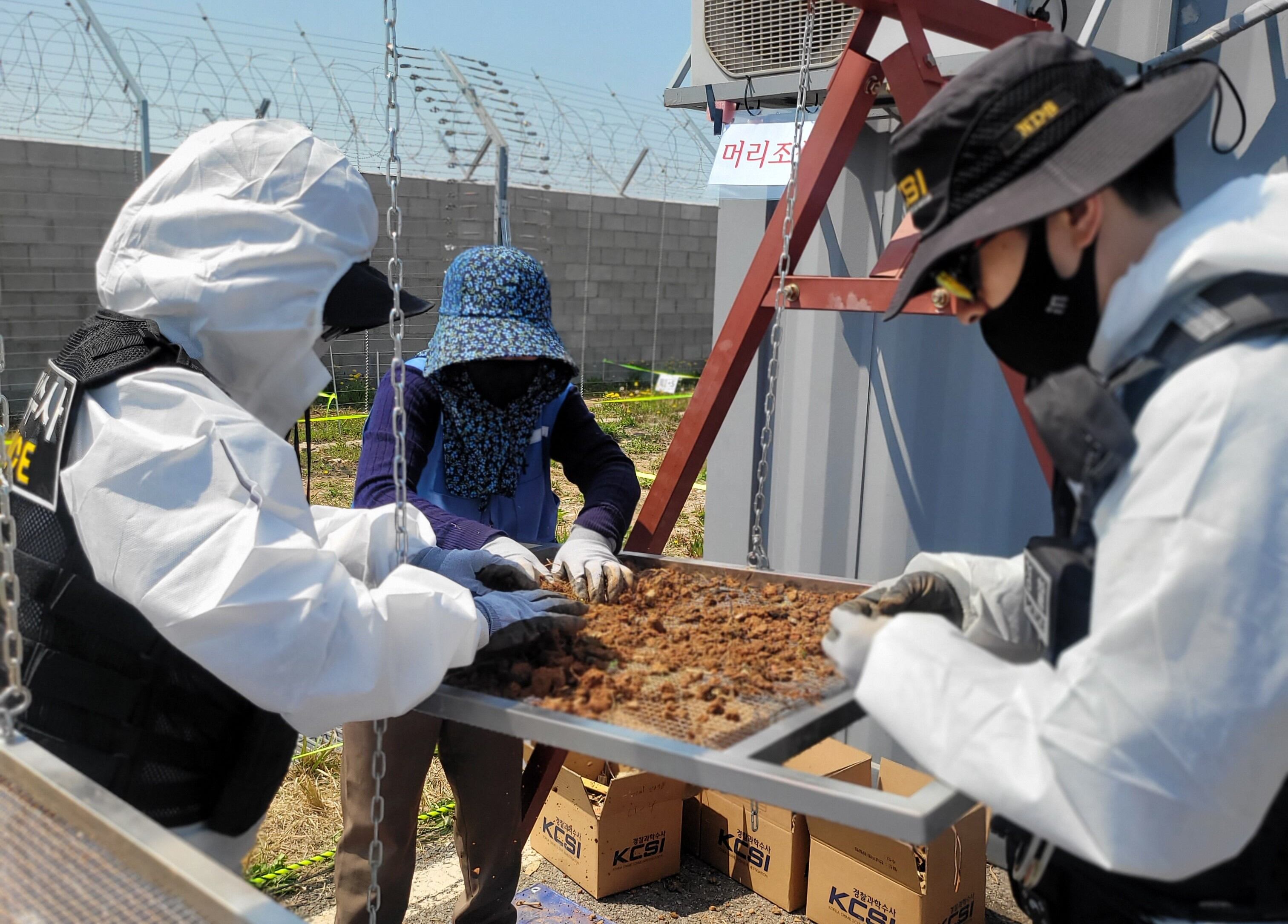 15일 전남 무안국제공항에서 12·29 제주항공 여객기 참사 희생자의 유해와 유류품을 찾기 위해 흙을 체에 거르고 있다. /12·29 무안공항 제주항공 여객기 참사 유가족협의회 제공