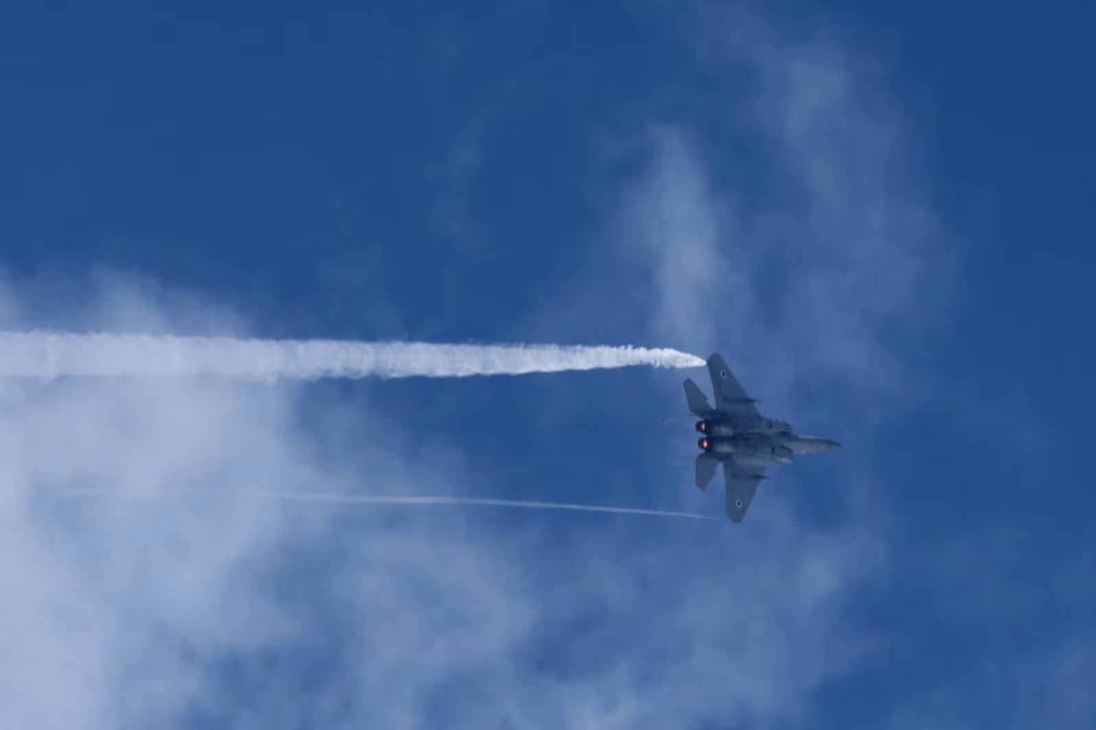 <YONHAP PHOTO-5386> epa12860223 An Israeli Air Force F-15 fighter jet flies over central Israel, 30 March 2026. A joint US-Israeli military operation continues to target multiple locations across Iran since 28 February 2026.  EPA/ABIR SULTAN/2026-03-30 23:01:31/
「저작권자 ⓒ 1980-2026 ㈜연합뉴스. 무단 전재 재배포 금지, AI 학습 및 활용 금지」