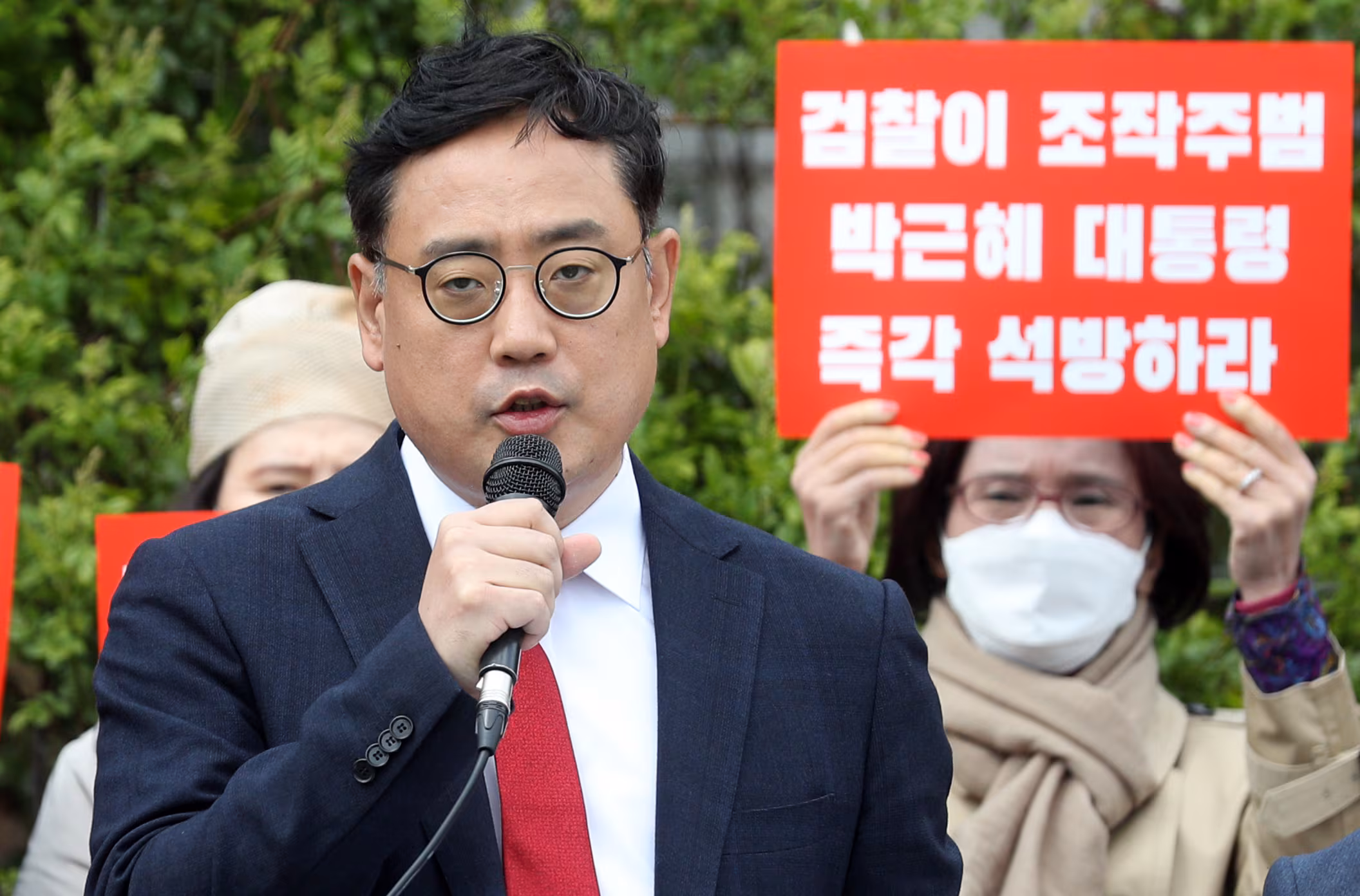 변희재 미디어워치 고문이 2020년 4월 23일 오후 서울 서초구 서울지방검찰청 앞에서 박근혜 전 대통령의 석방을 촉구하고 있다. /뉴스1