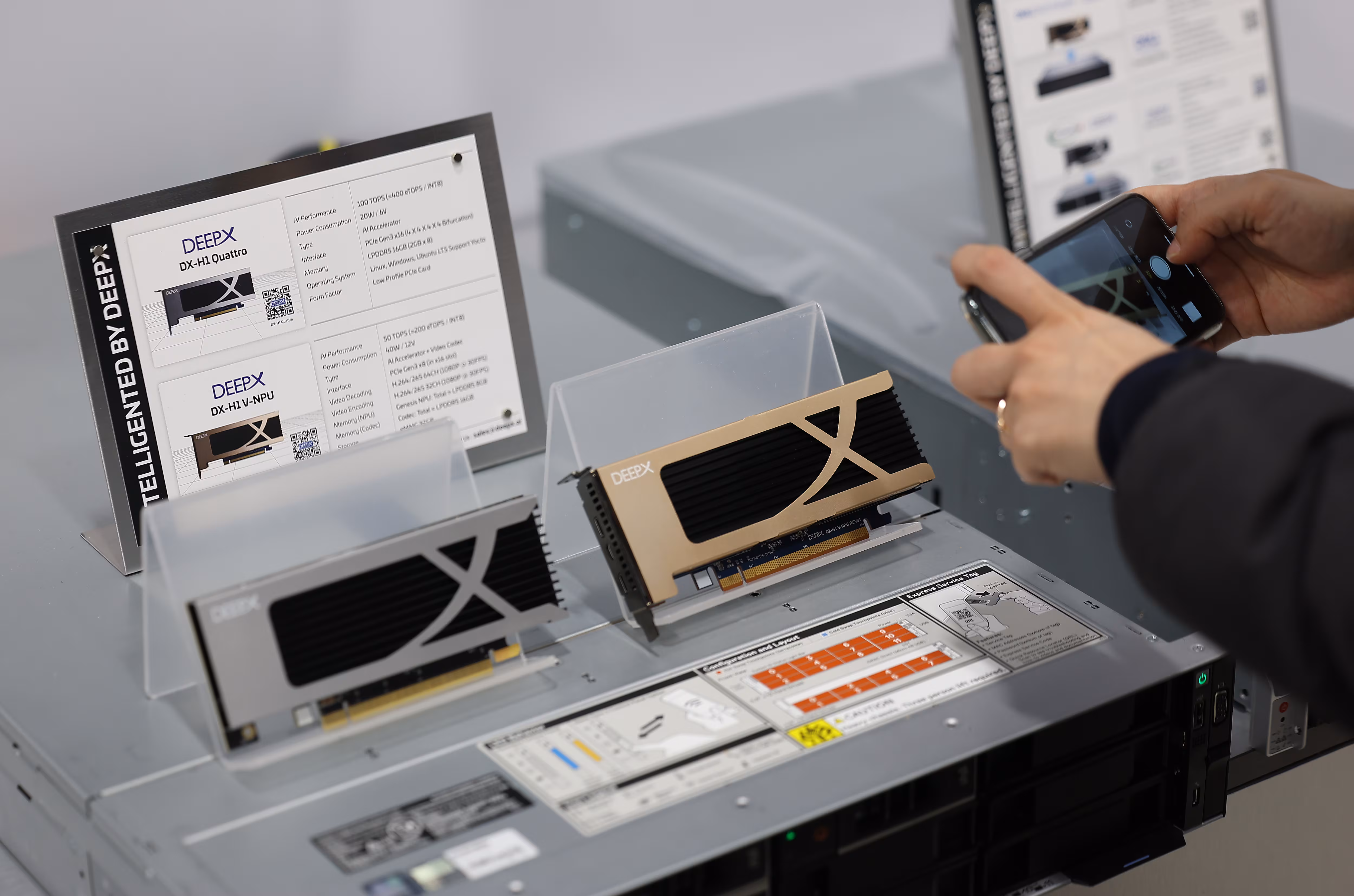 세계 최대 IT 전시회 ‘CES 2026'에 전시된 딥엑스의 신경망처리장치(NPU)./연합뉴스