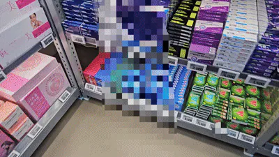 서울시 용산구에 위치한 한 대형약국에는 오남용되는 감기약 등 일반의약품이 대량으로 진열돼있었다./황채영 기자