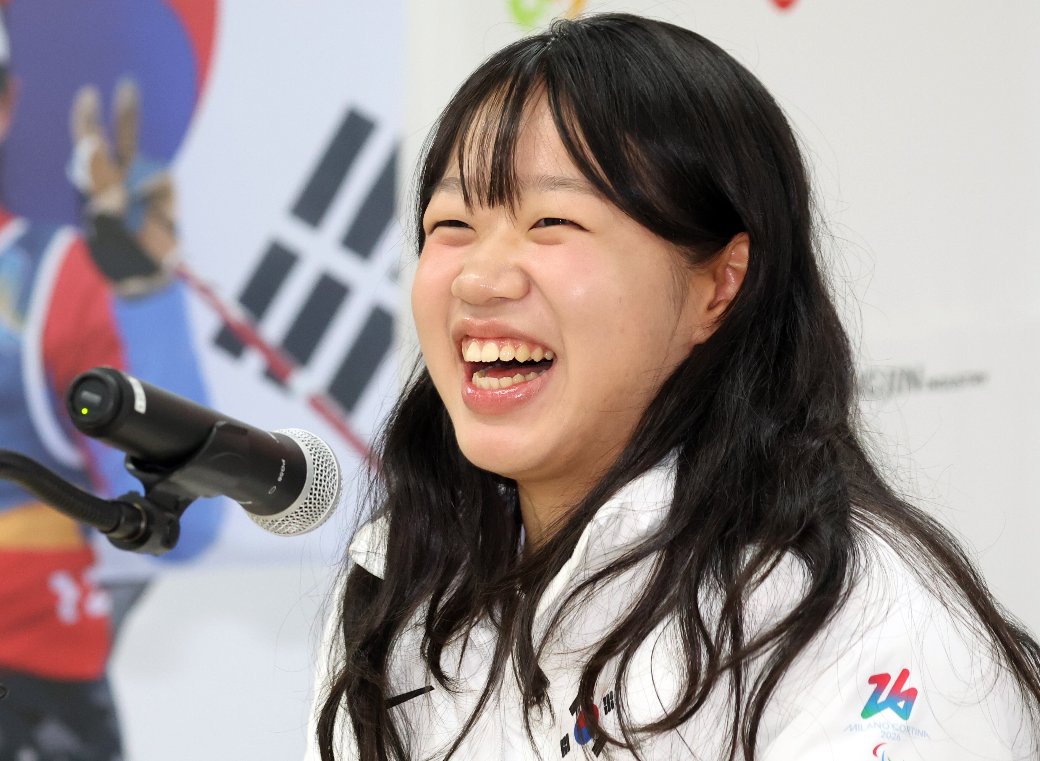 패럴림픽 2관왕 김윤지 선수가 지난달 26일 서울 송파구 출근하는 올림픽회관 신관 대한장애인 체육회에서 2026 밀라노·코르티나 동계패럴림픽대회 대한민국 선수단 MVP 기자회견을 하고 있다. /뉴스1