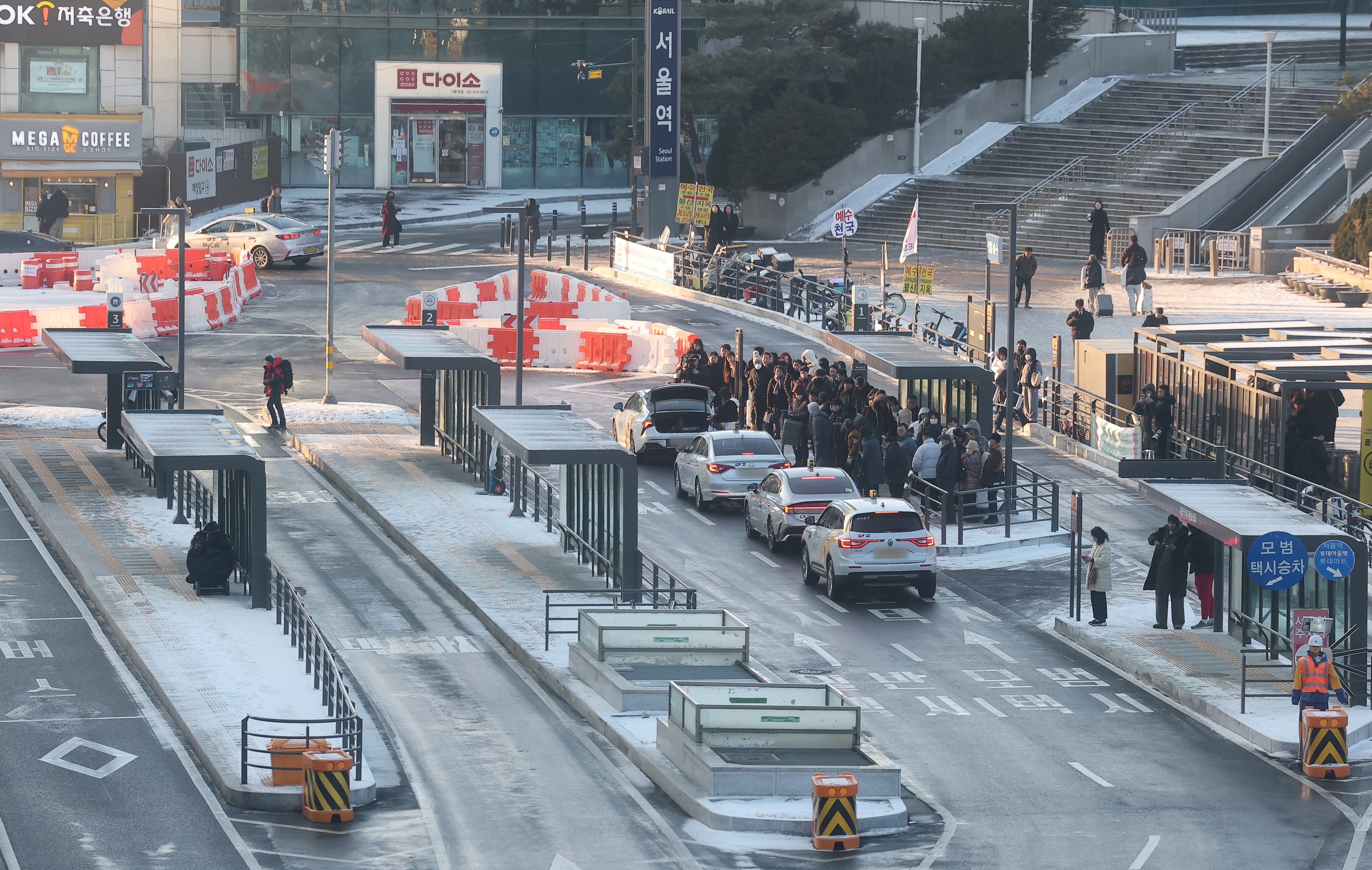 서울역 버스환승센터 시내버스 정류장이 한산한 반면 택시 승강장은 시민들로 붐비고 있다./연합뉴스