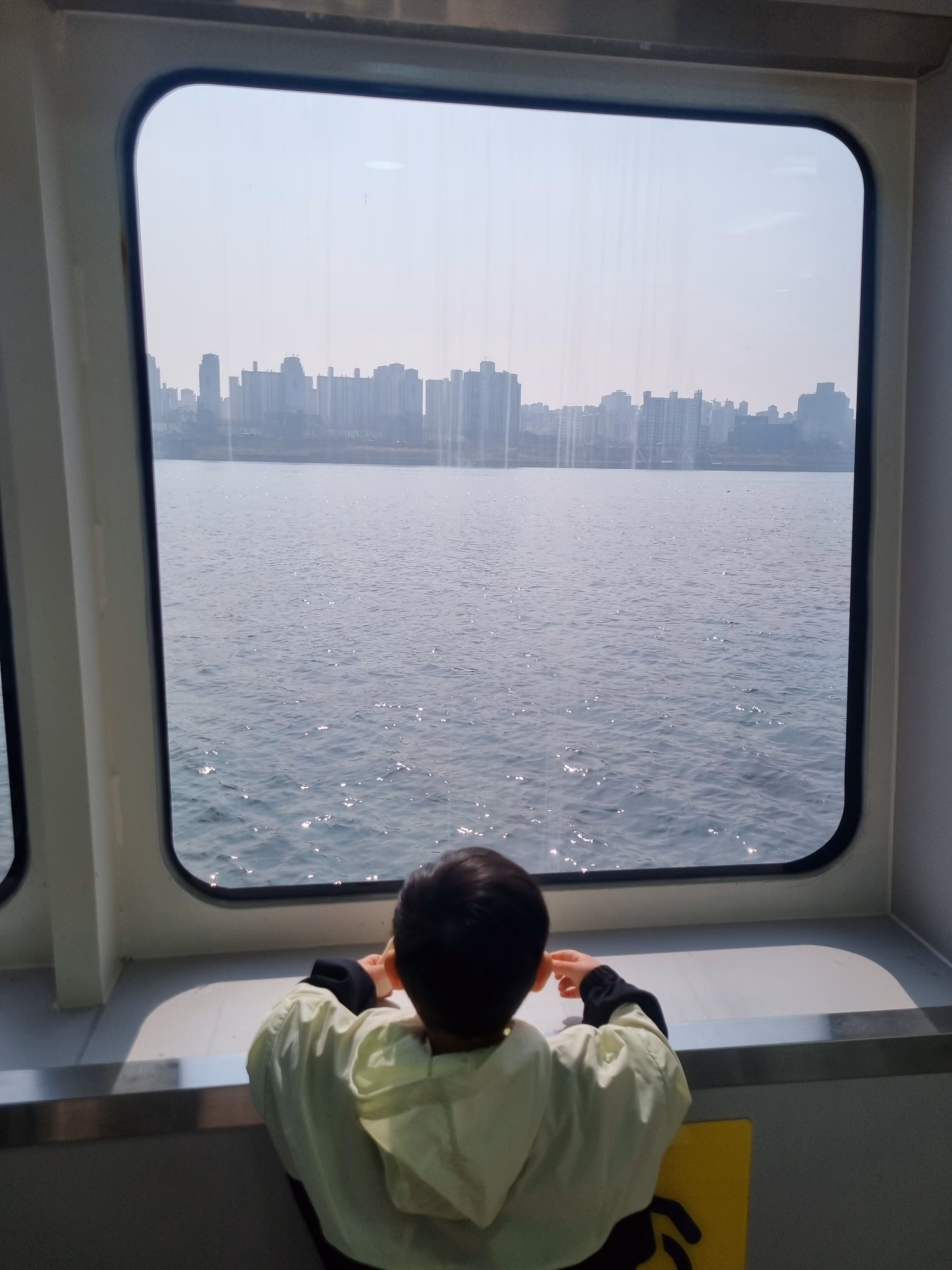 지난 28일 서울 여의도 선착장에서 출발해 마곡 선착장으로 향하는 한강버스에서 아이가 외부 풍경을 보고 있다. /김양혁 기자