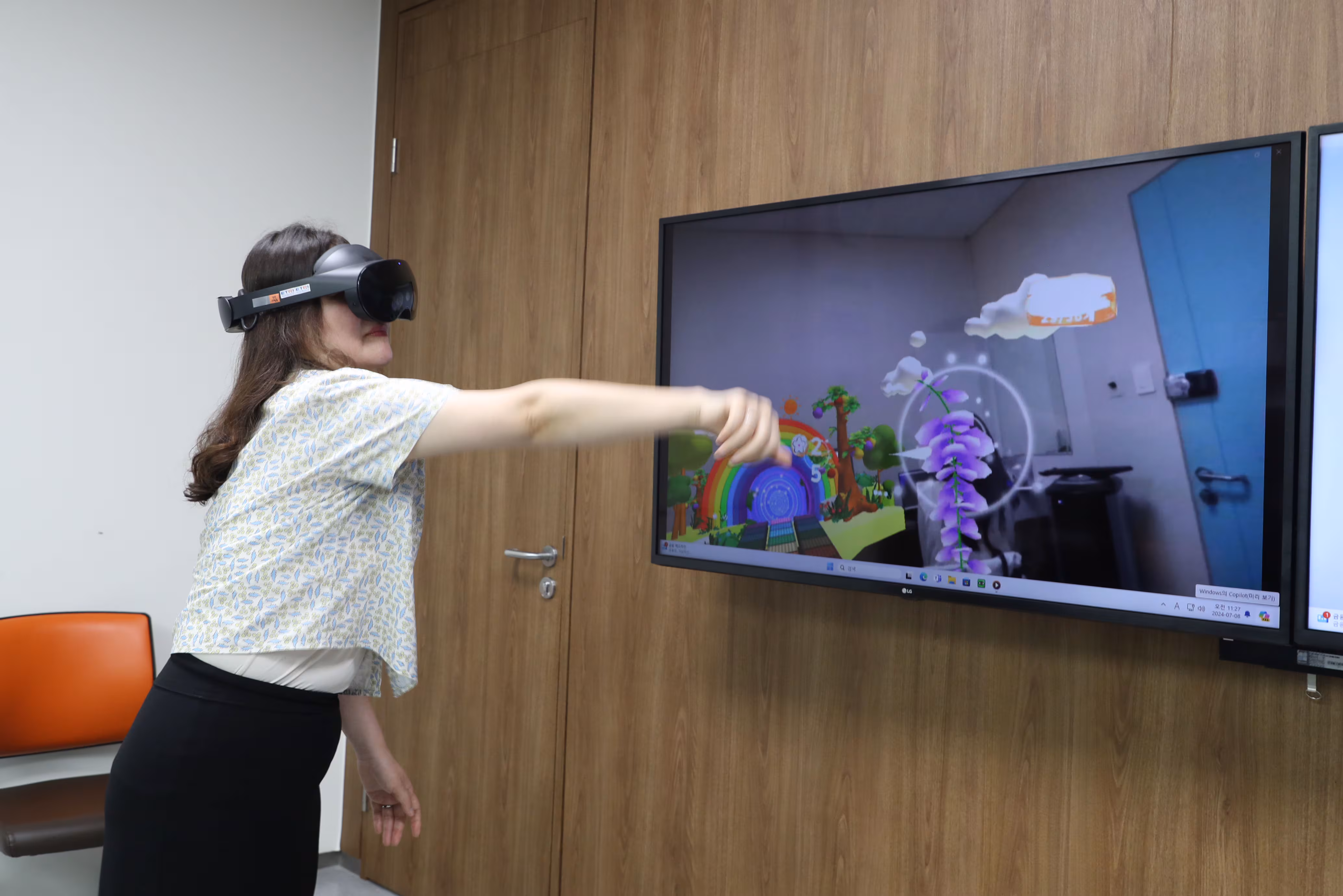 분당차병원 연구원이 김민영 재활의학과 교수가 개발한 VR 치료기기를 사용하고 있다. 팔을 제대로 들지 못하던 환자가 가상 세계에서 보이는 나비를 잡는 훈련을 하면서 자연스럽게 재활 효과를 얻는다./전기병 기자