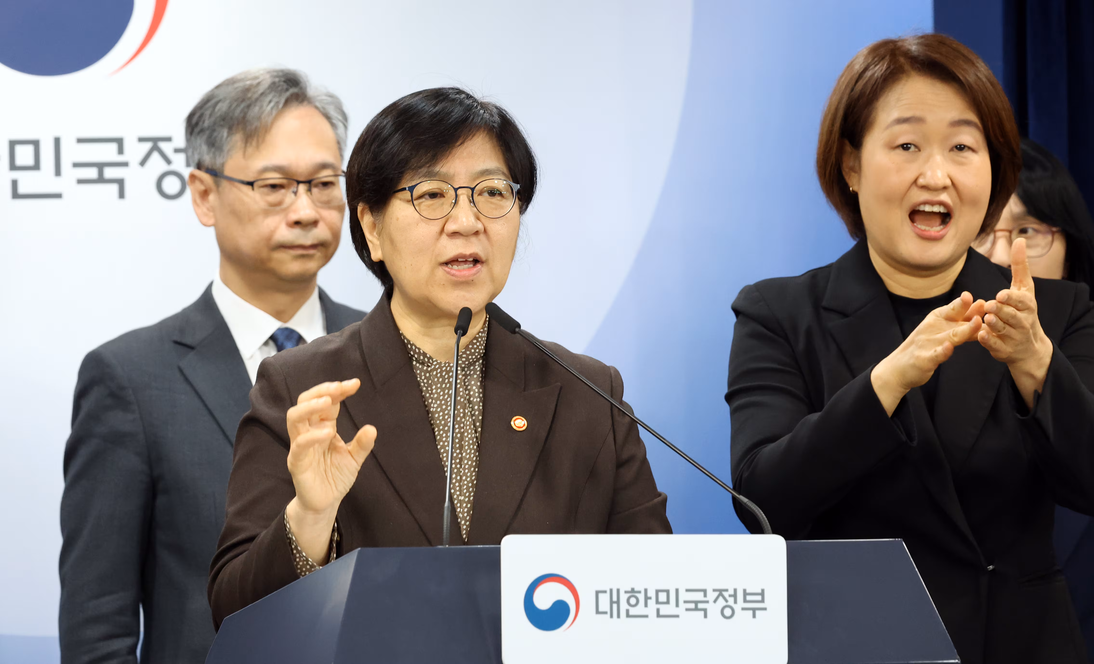 정은경 보건복지부 장관이 7일 서울 종로구 세종대로 정부서울청사에서 의료제품 수급대응 관계부처 합동 브리핑을 하고 있다.  2026.4.7/뉴스1