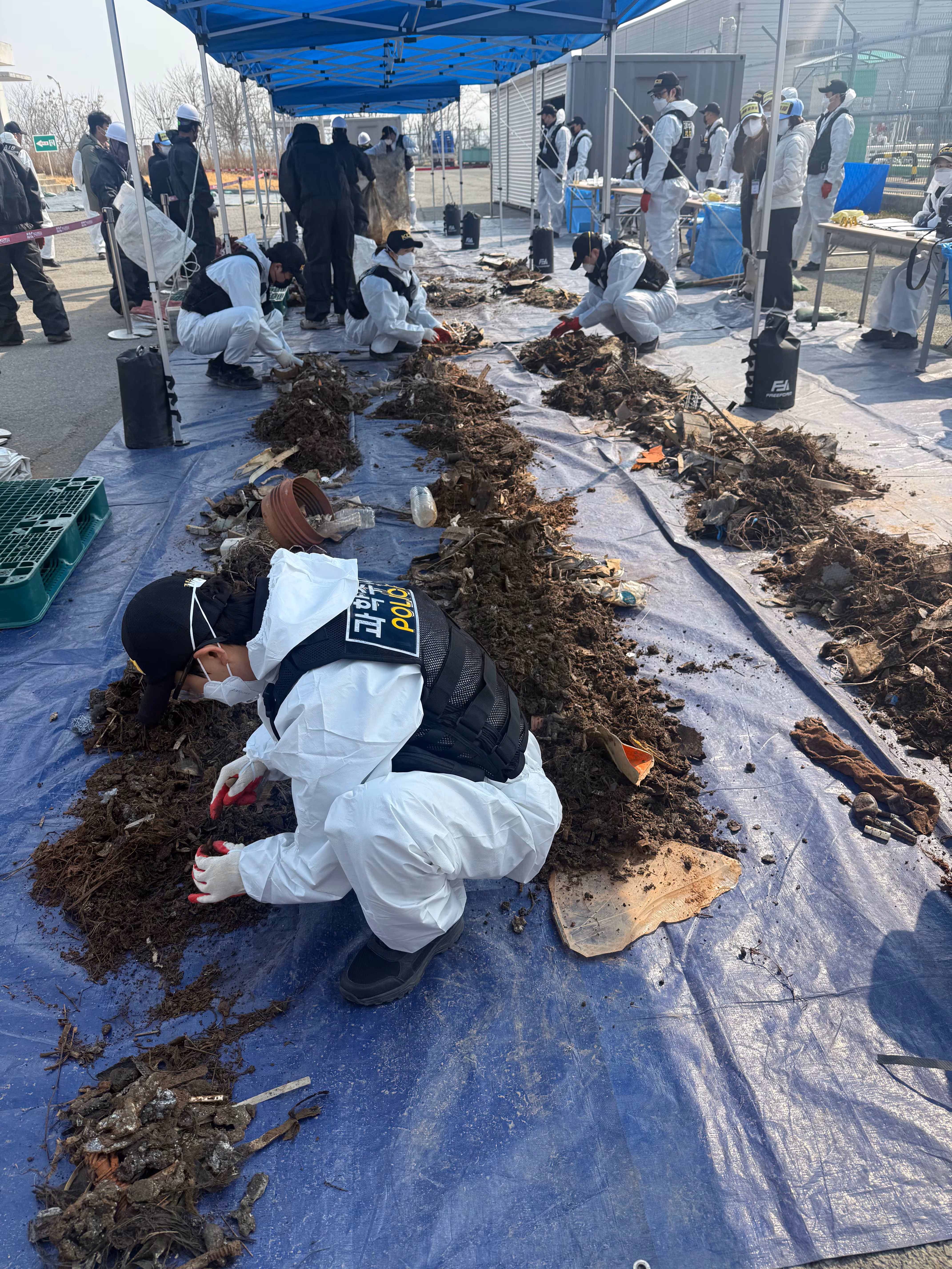 지난달 12일 국토교통부와 항공철도사고조사위원회, 전남과학청 과학수사대 관계자들이 무안국제공항 공항소방대 뒤편에 보관된 여객기 잔해를 조사하고 있다. 이날 현장에서는 희생자로 추정되는 유해 24점이 발견됐다. /연합