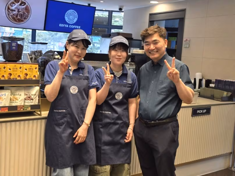 이디야커피 대전오월드점 점주 변기환(오른쪽)씨와 브이(V) 표시와 함께 사진을 찍고 있다. /변기환씨 제공