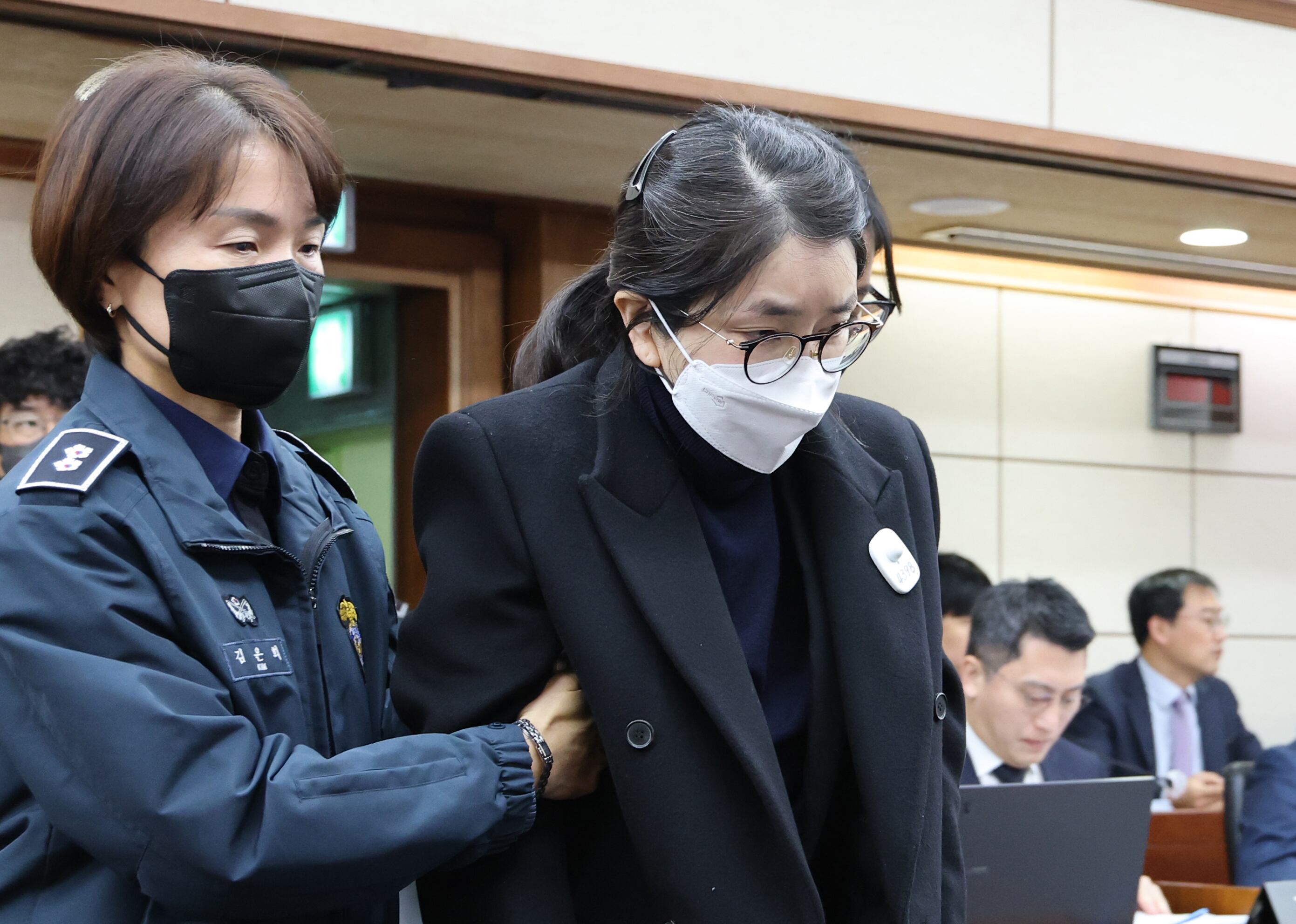 김건희 여사가 법정으로 들어오고 있다. /뉴스1
