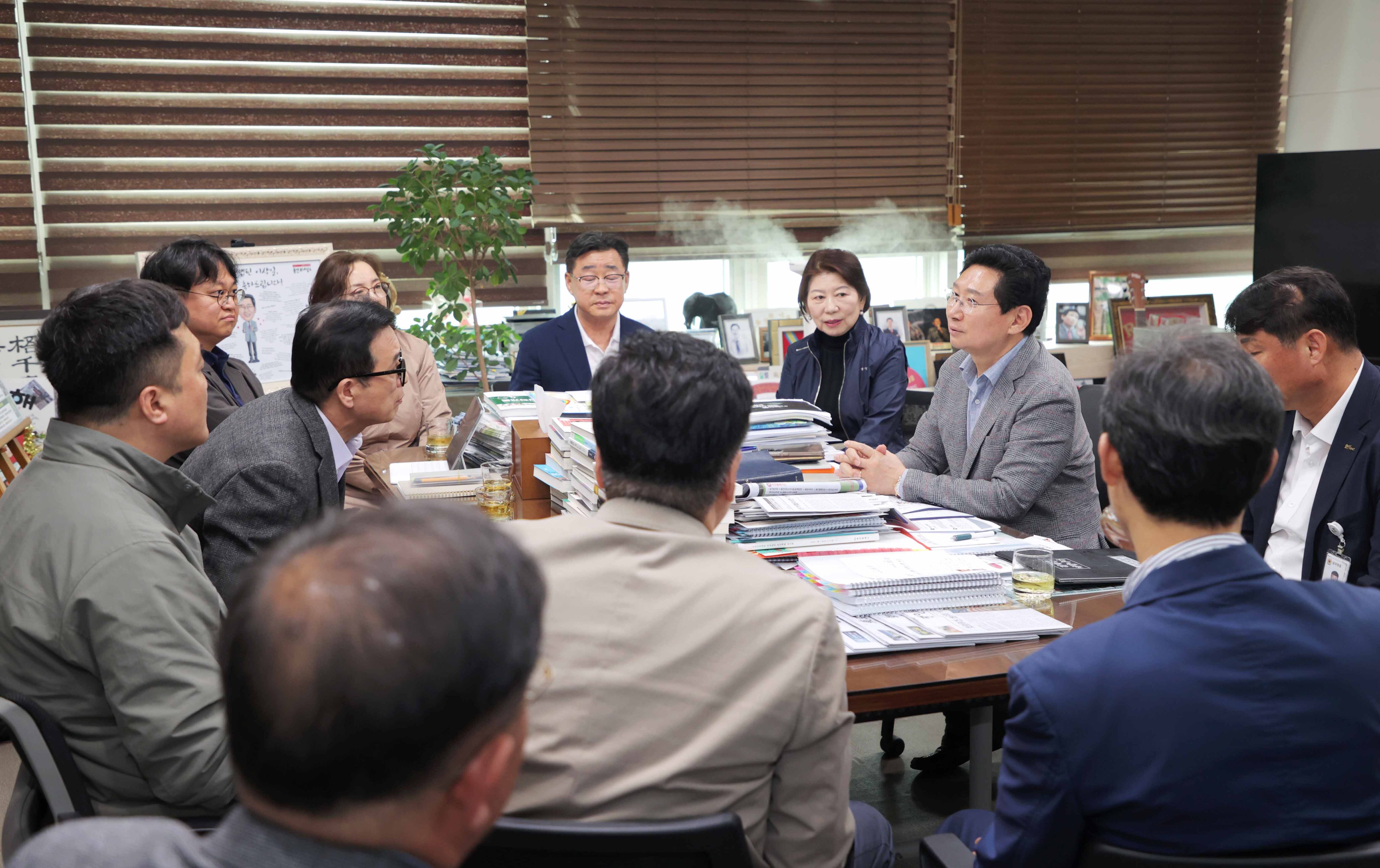 이상일 용인시장이 수지구 동천동 공동주택 7곳의 입주자대표회의 주민들로부터 대중교통 개선 건의를 듣고 있다. /용인특례시 제공