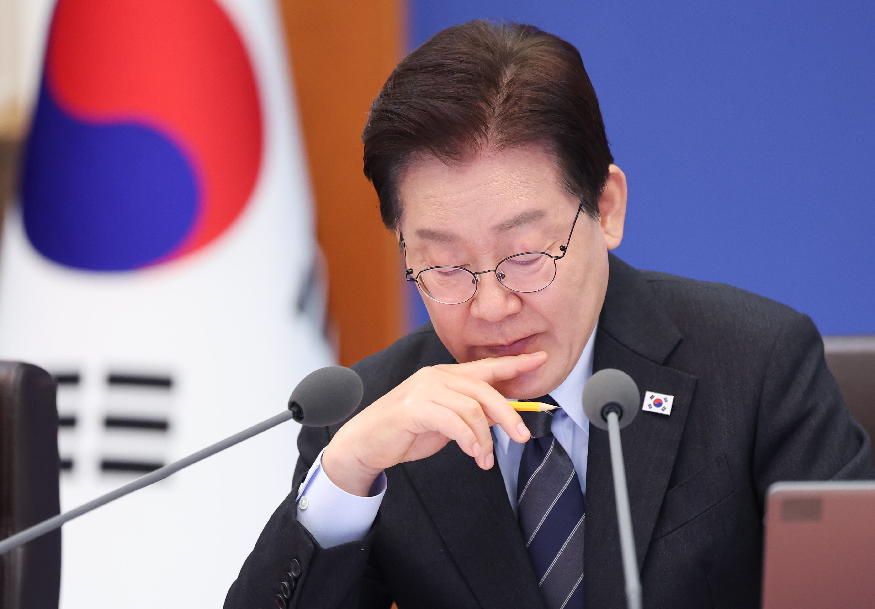 이재명 대통령이 지난 6일 청와대에서 열린 국무회의 겸 제4차 비상경제 점검회의에서 보고를 받고 있다. /뉴스1