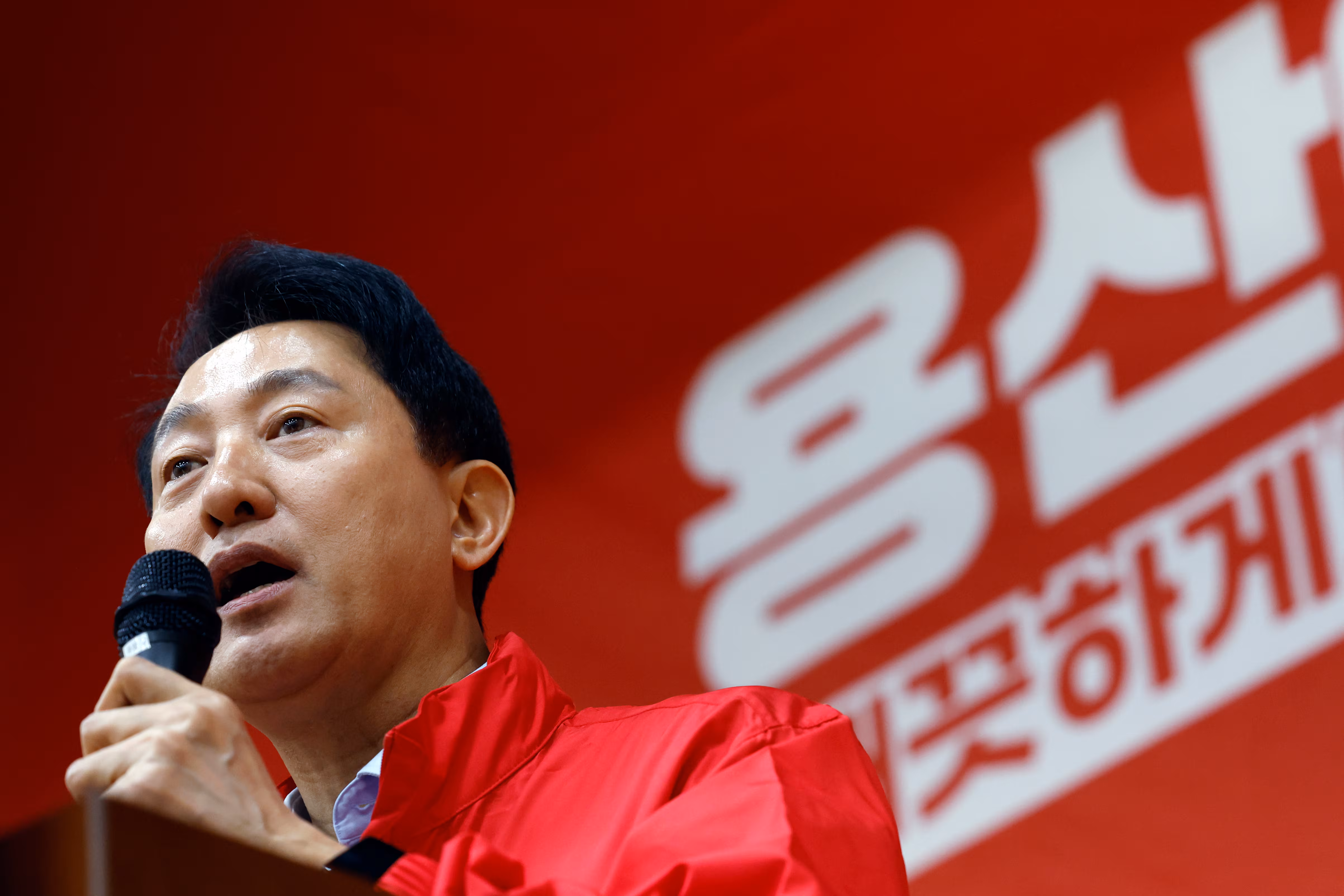 오세훈 국민의힘 서울시장 후보가 28일 서울 용산구 청파동 새마을금고 대강당에서 열린 제9회 전국동시지방선거 용산구 필승결의대회에서 축사를 하고 있다. /뉴스1