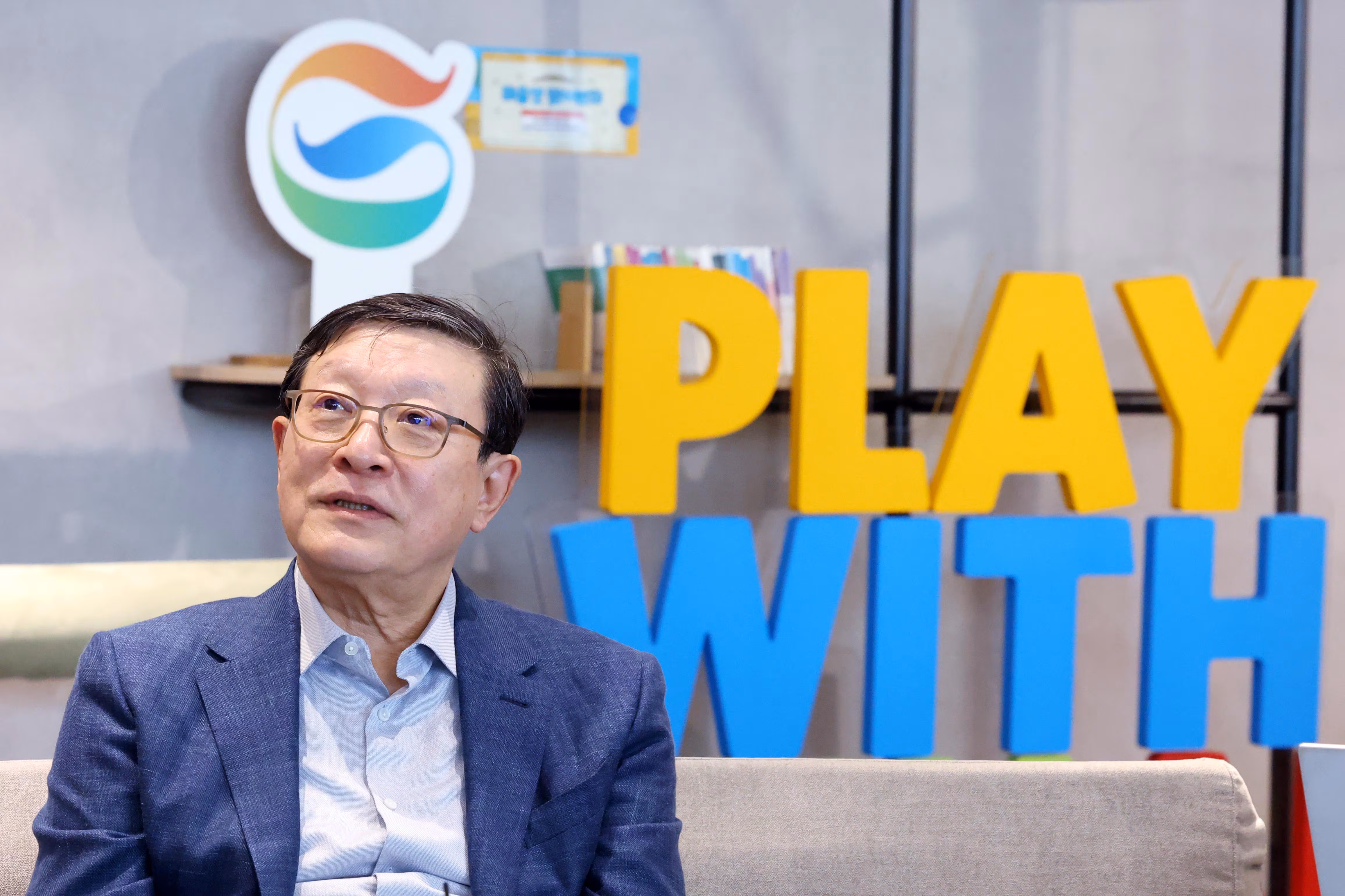 10일 오후 서울 강남구 GS타워에서 진행된 AI 혁신위원회 3차 회의에서 AI 혁신위원회 위원장인 허태수 GS그룹 회장이 취재진의 질문에 답하고 있다. /뉴스1