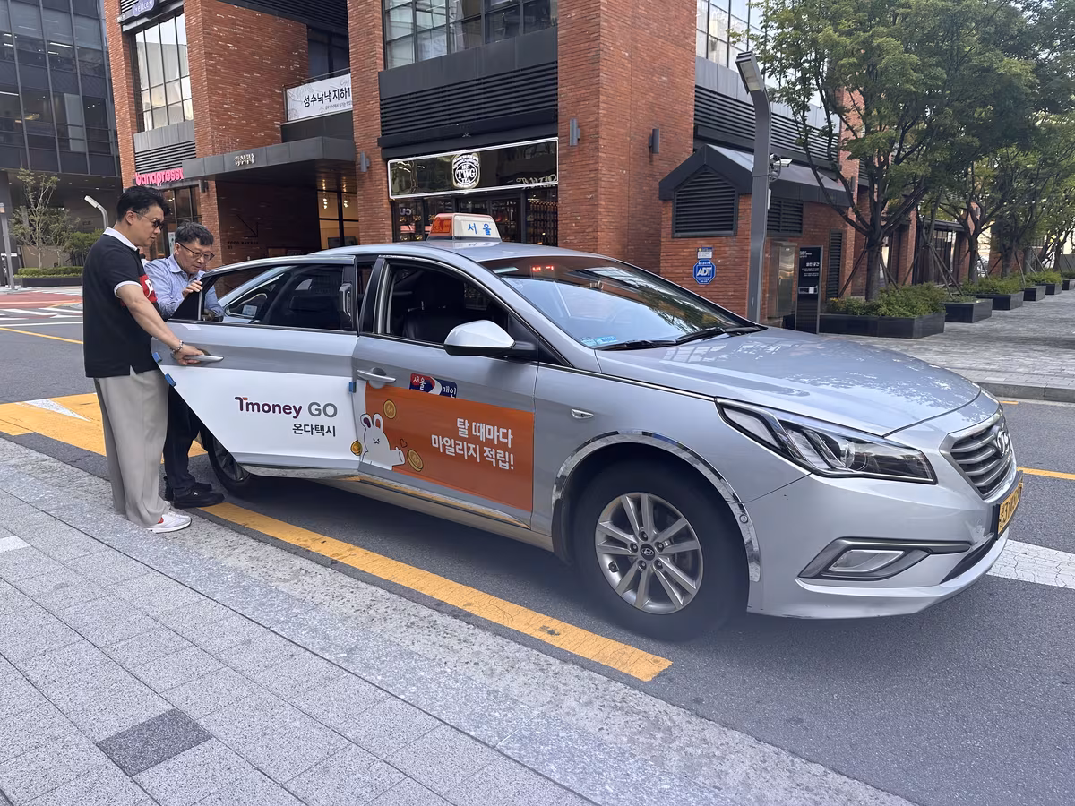 온다택시를 탑승하고 있는 승객./연합뉴스