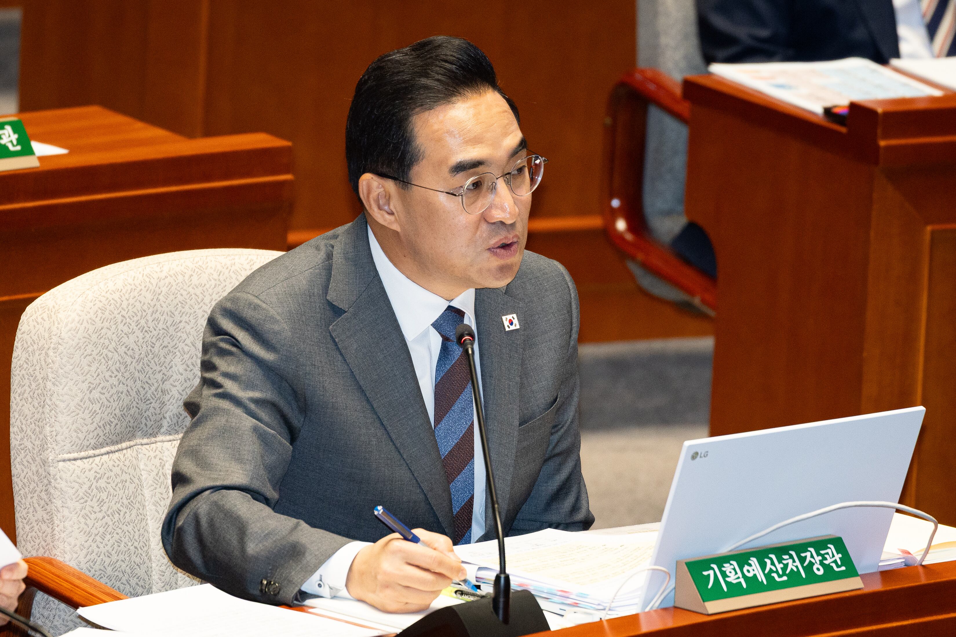 박홍근 기획예산처 장관이 7일 서울 여의도 국회에서 열린 제434회 국회(임시회) 예산결산특별위원회 제1차 전체회의에서 의원 질의에 답하고 있다. /뉴스1