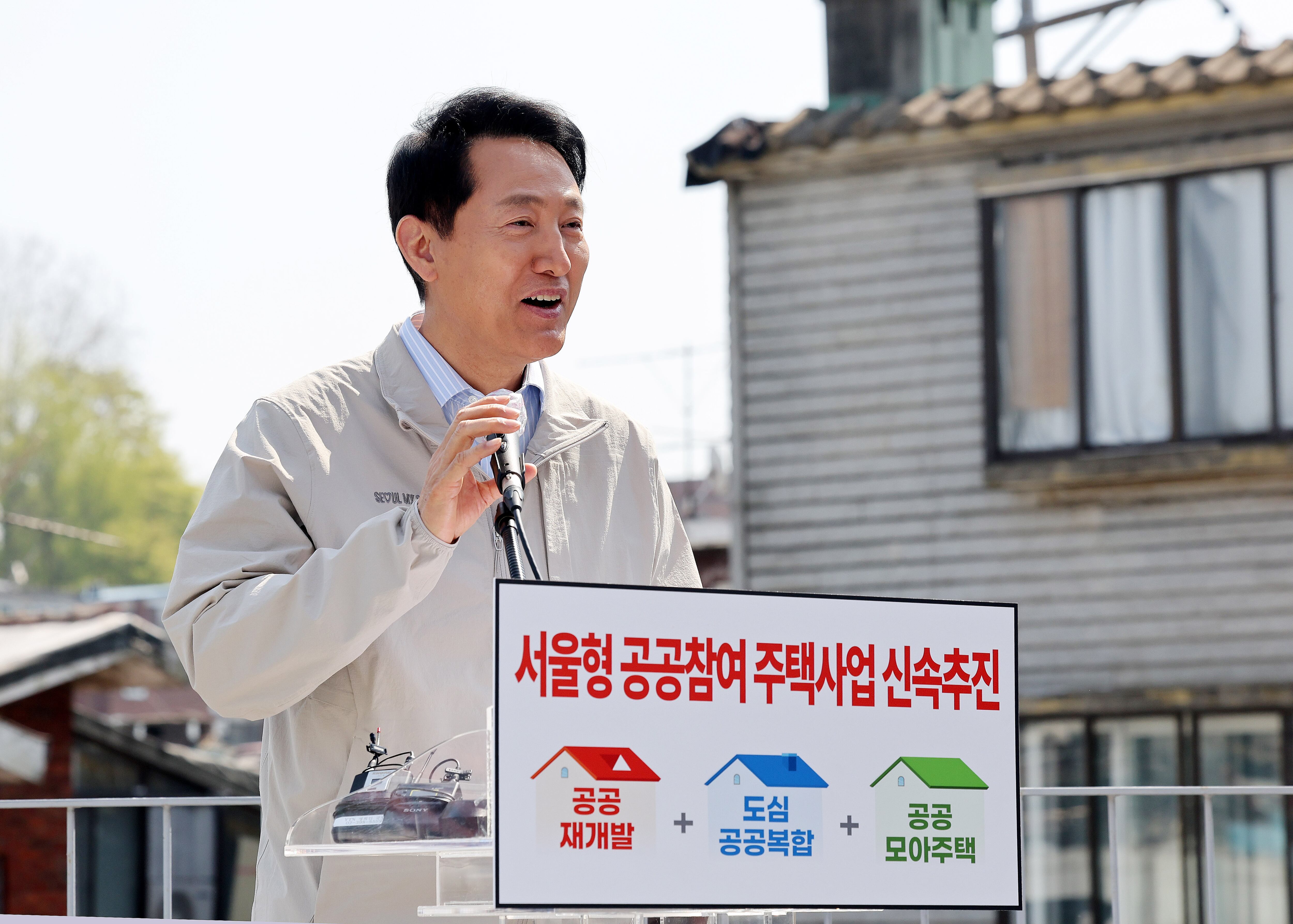 오세훈 서울시장이 13일 오전 서울 마포구 공공재개발 추진 중인 아현1구역 현장을 방문해 ‘서울형 공공참여 주택사업’ 추진 방안을 발표하고 있다./뉴스1