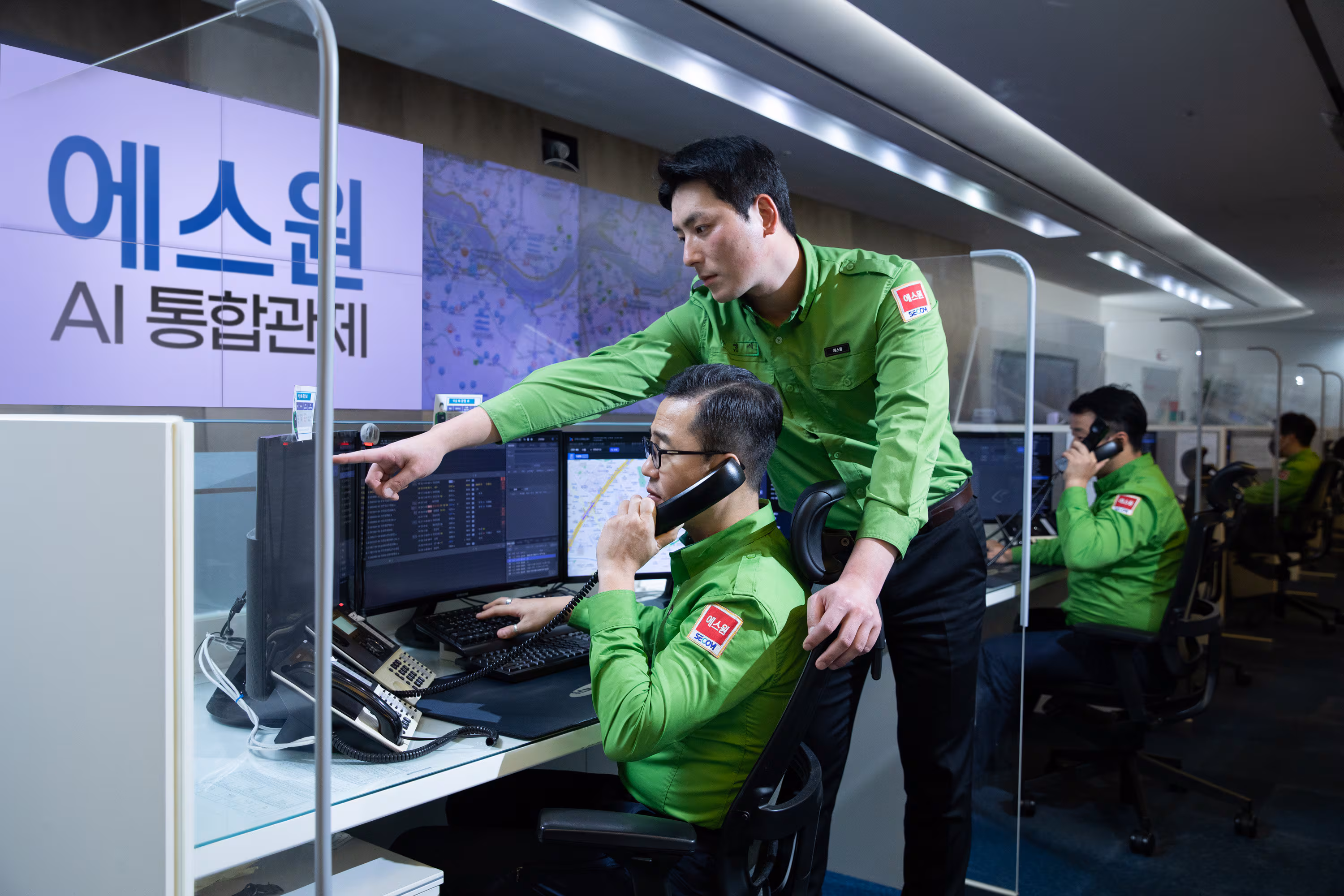 에스원 수원 보안관제센터 직원들이 근무중인 모습./에스원 제공