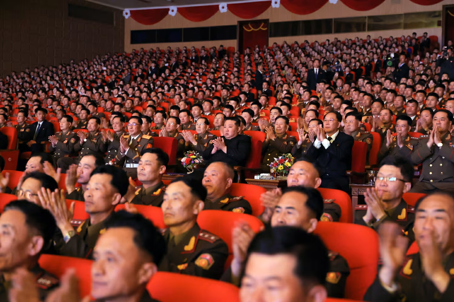 북한 노동당 기관지 노동신문은 29일 김정은 노동당 총비서가 전날인 28일 국방성중앙군악단 창립 80주년 기념 연주회를 관람했다고 밝혔다. /뉴스1