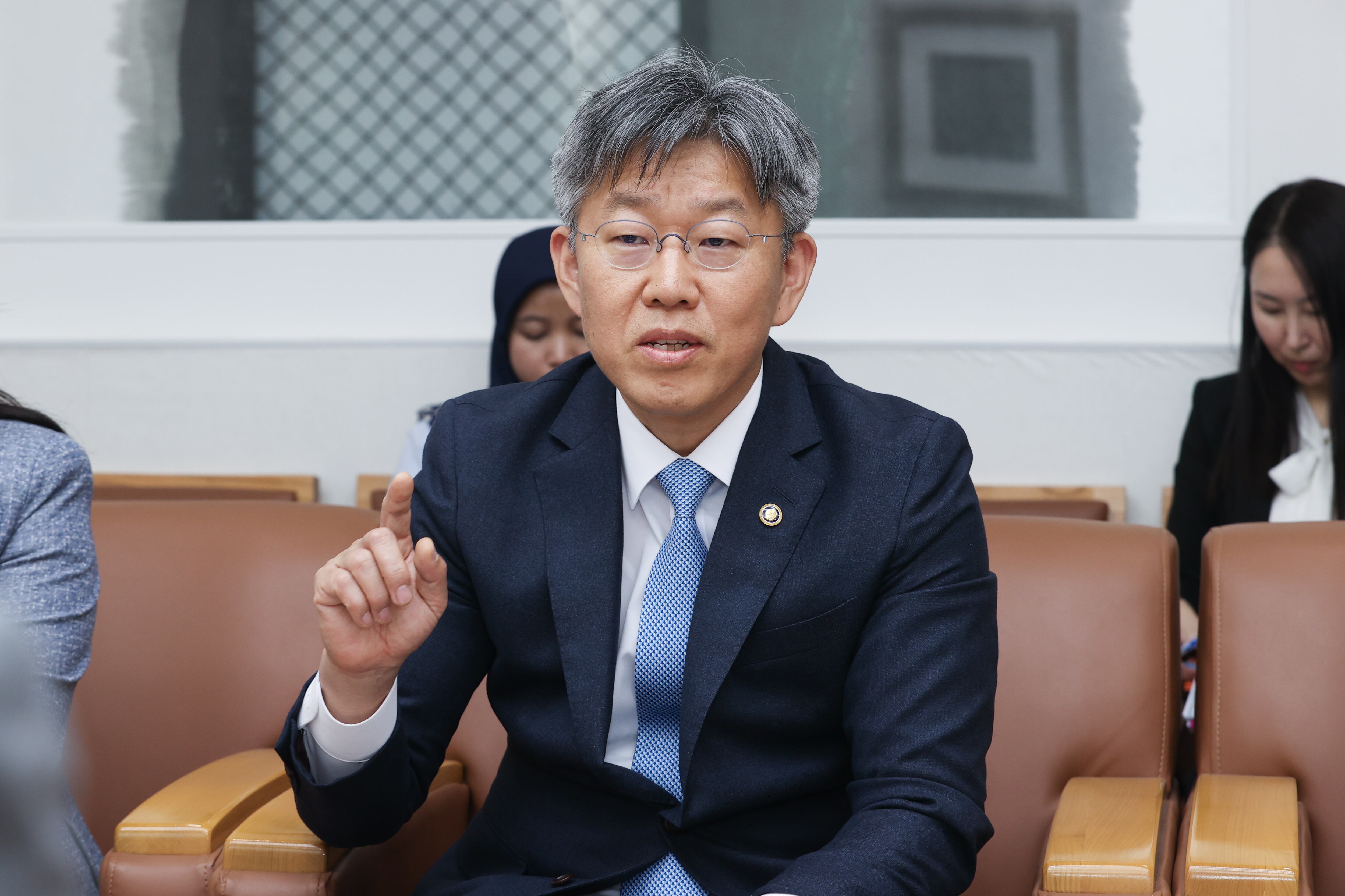 김이탁 국토교통부 1차관이 24일 오후 서울 중구 국토발전전시관에서 진행된 에디 바스코로 유도요노 인도네시아 국민평의회(MPR) 부의장과의 면담에서 양국 인프라 분야 협력방안을 논의하고 있다. /국토부 제공