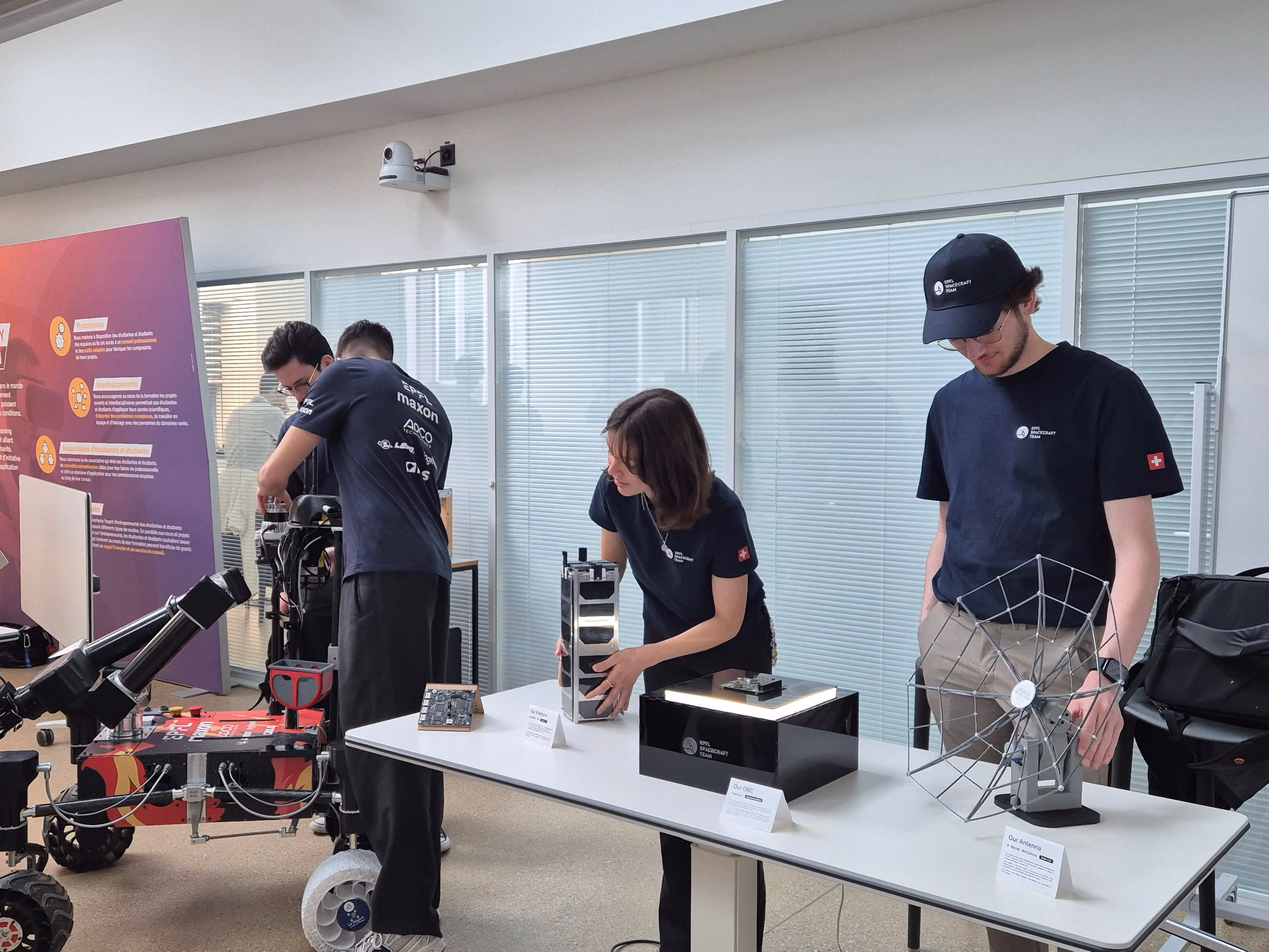 지난 3월26일(현지 시각) 스위스 로잔연방공과대학교(EPFL)의 ‘MAKE 프로젝트’에 참여 중인 소형 위성 팀 ‘스페이스 크래프트’, 화성 탐사 로봇을 제작하는 ‘익스플로어’ 소속 학생들 모습 / 김송이 기자