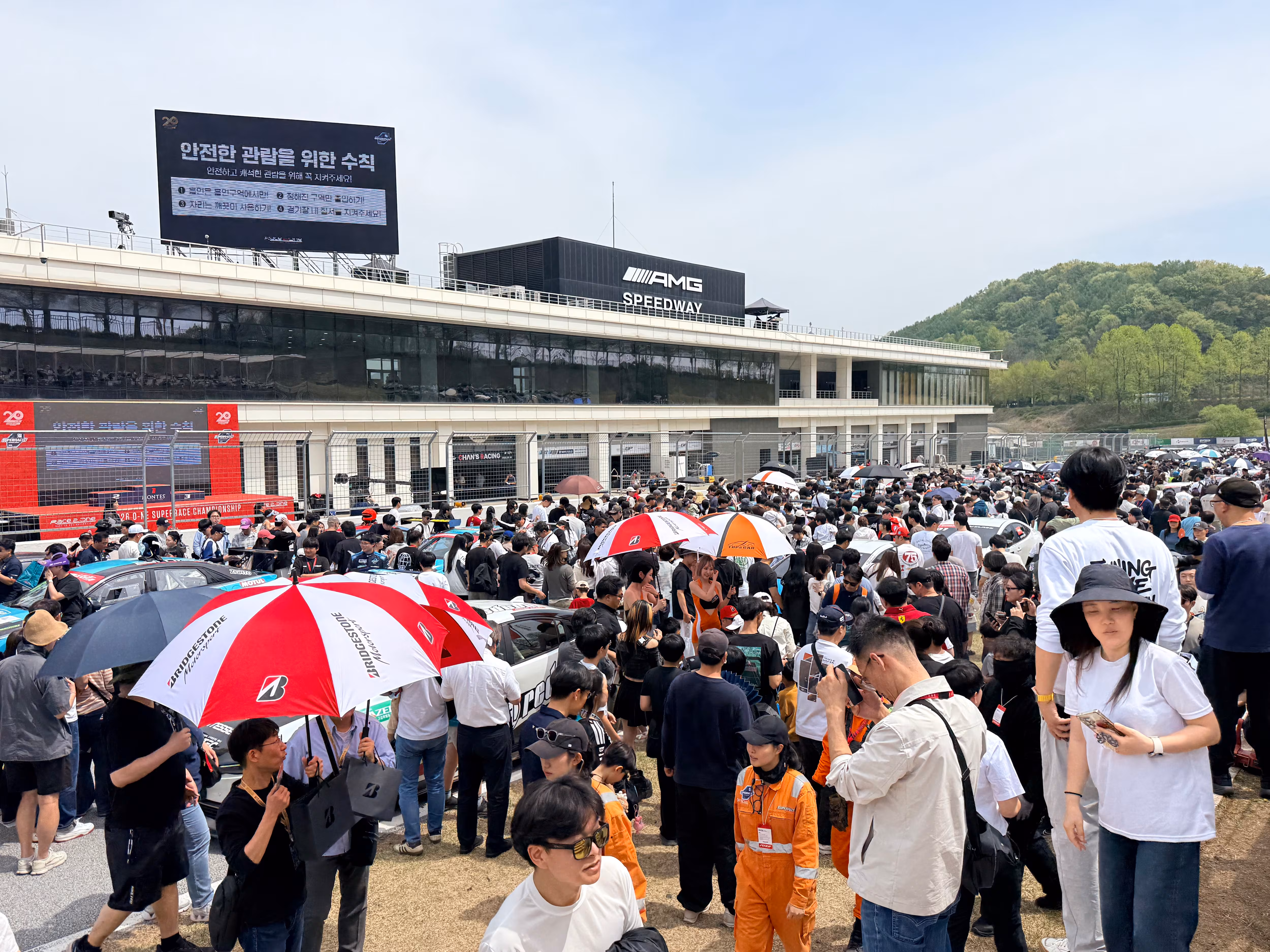 지난 19일 용인 에버랜드 스피드웨이에서 열린 국내 최상위 모터스포츠 대회 ‘2026 오네 슈퍼레이스 챔피언십’을 찾은 관람객들./이윤정 기자