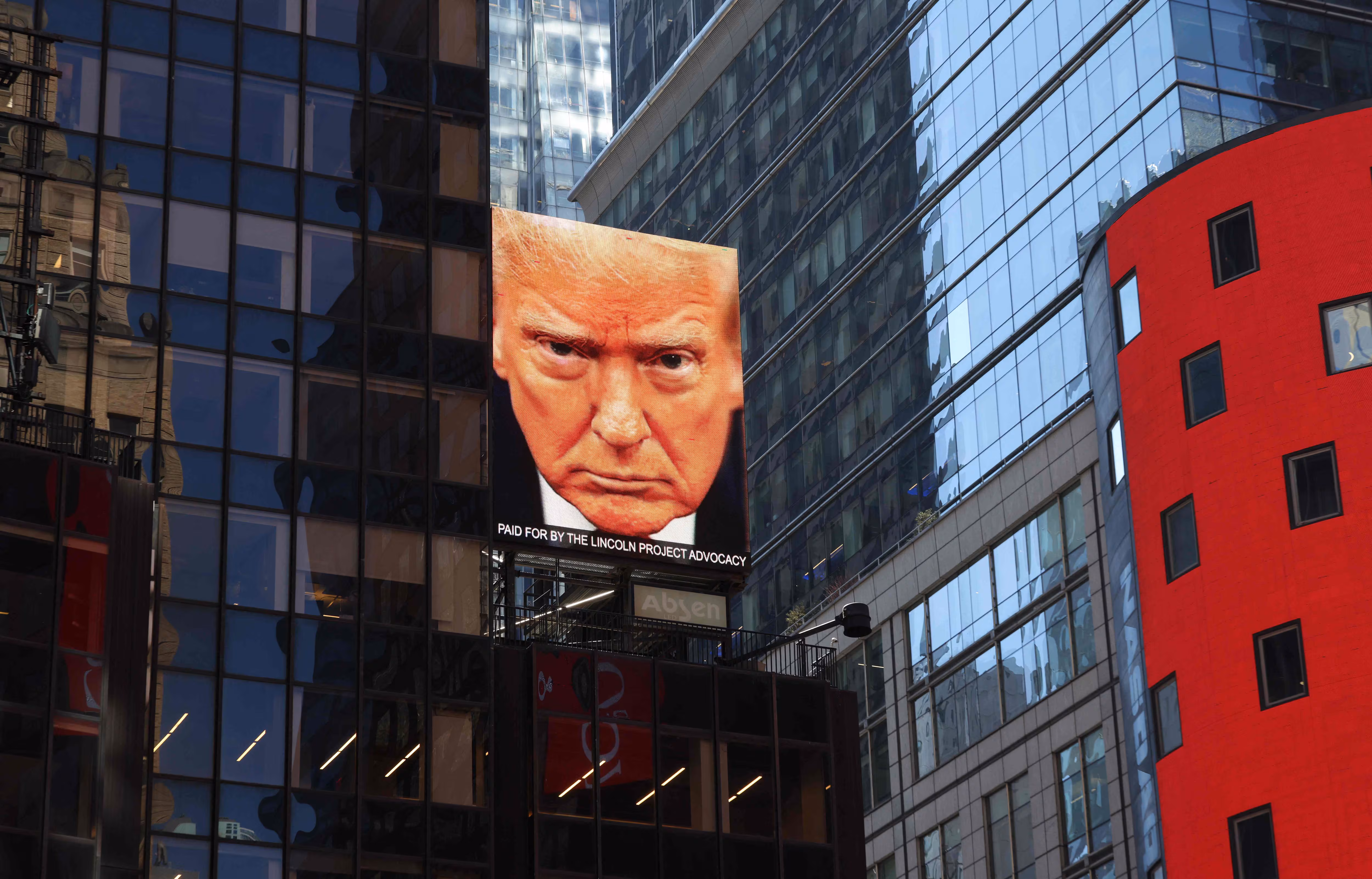 도널드 트럼프 미국 대통령의 이미지가 뉴욕 타임스퀘어의 한 전광판에 나오고 있다./연합뉴스