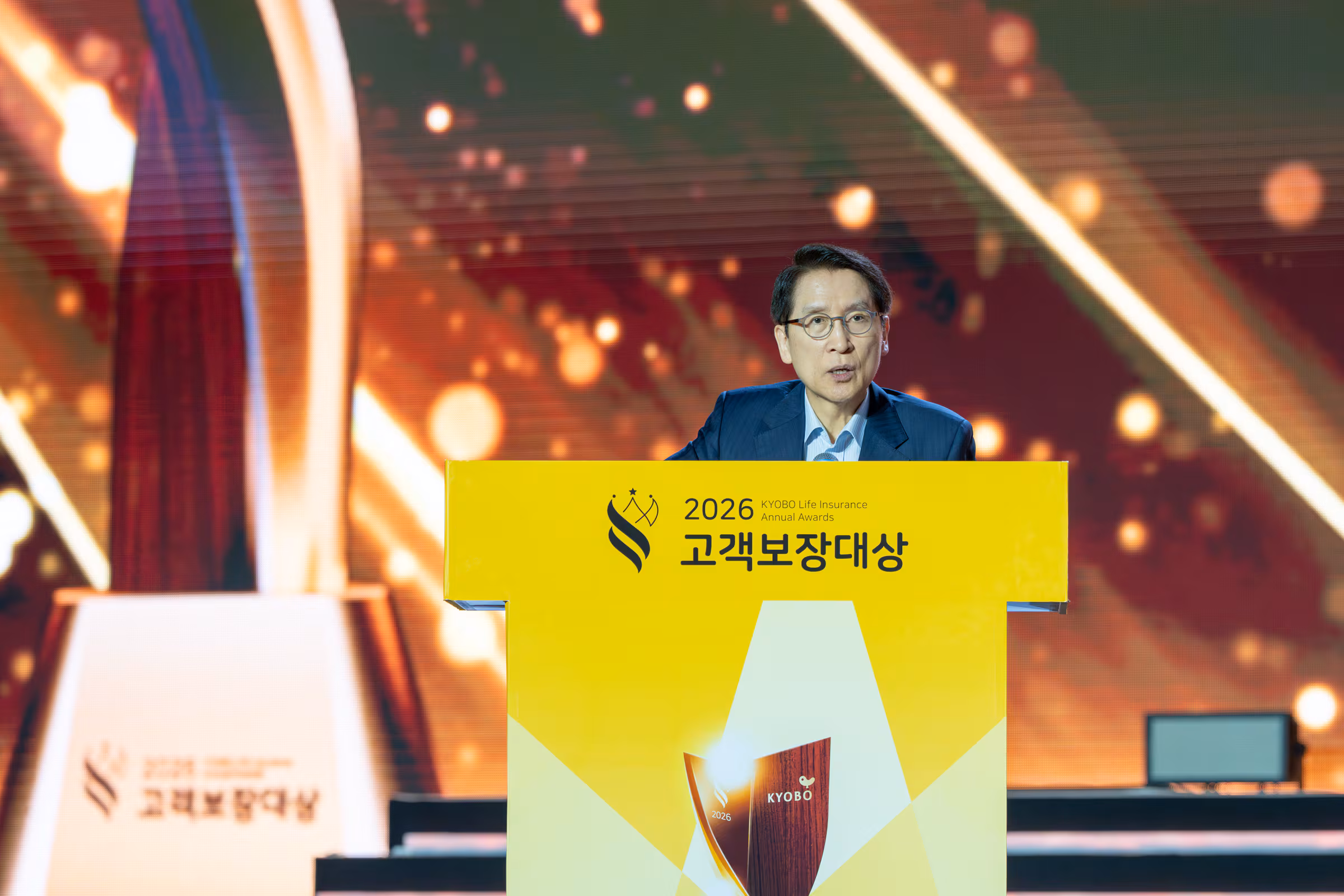 신창재 교보생명 대표 겸 이사회 의장이 24일 인천 연수구 송도컨벤시아에서 열린 '2026 고객보장대상'에서 수상자를 격려하고 있다. /교보생명 제공